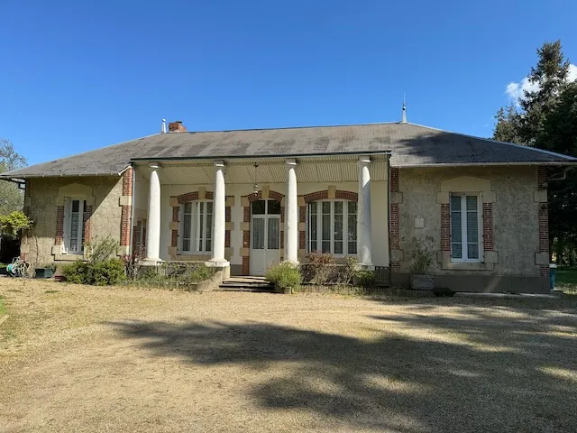 Belle maison en pierre de 187 m² avec grand terrain à Saint-Jean-d'Hermine