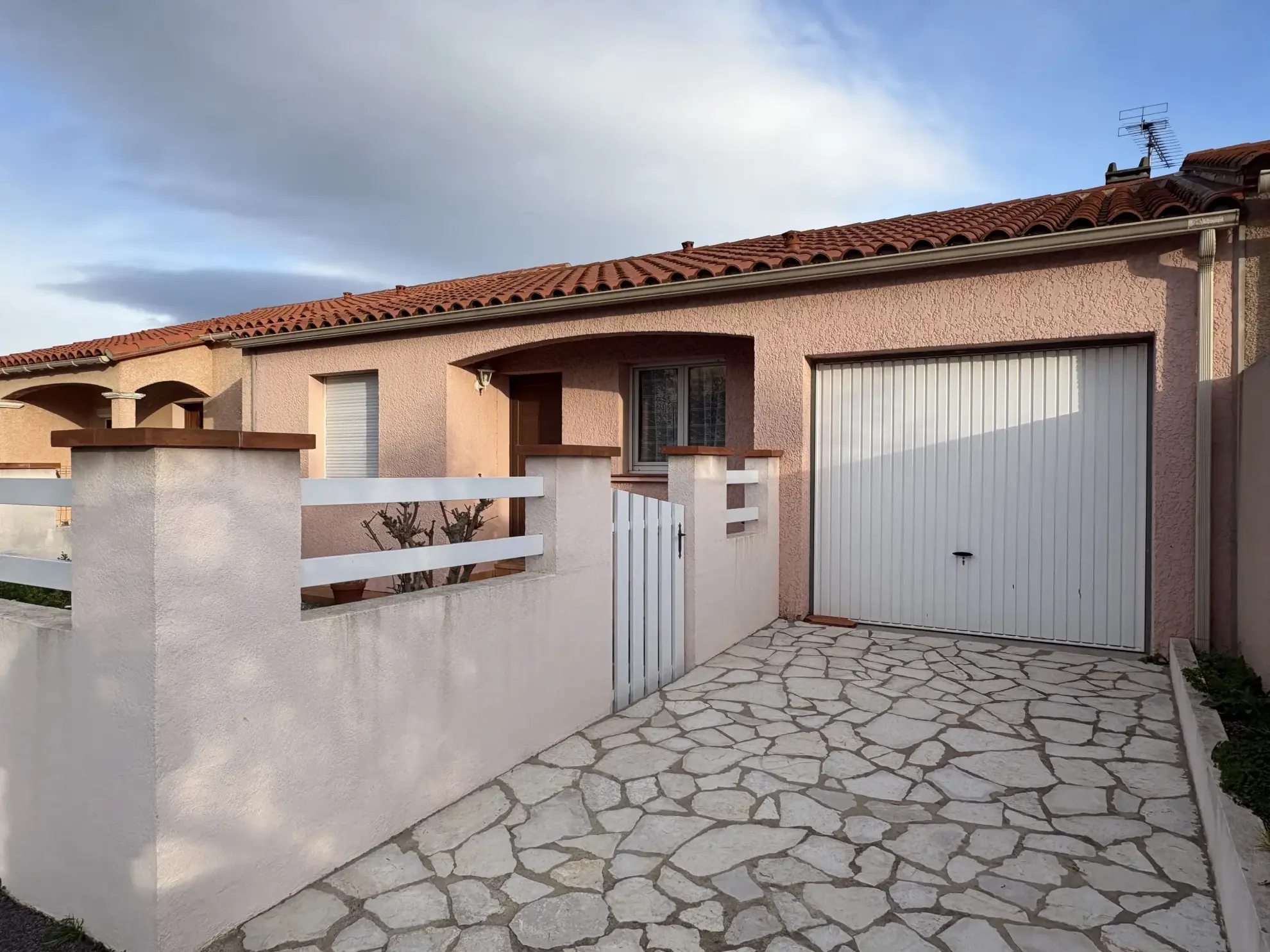 Villa T3 à vendre à Llupia avec jardin et garage dans secteur recherché 