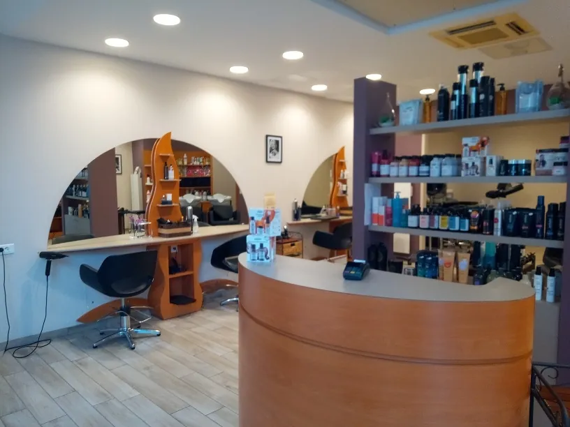 Salon de coiffure à vendre à Nevers avec grande visibilité et espace modernisé 