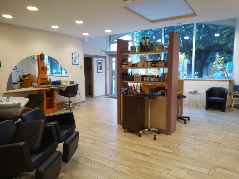 Salon de coiffure à vendre à Nevers avec grande visibilité et espace modernisé 