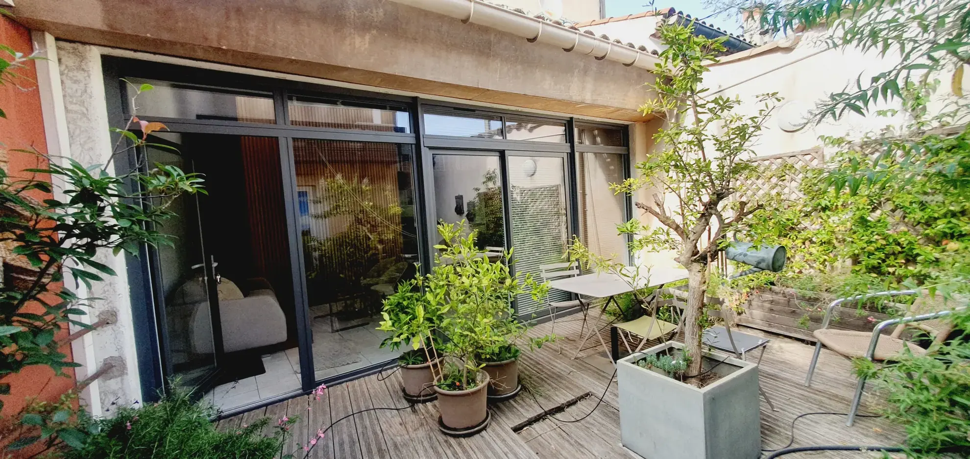 Maison ou local professionnel de 40 m² avec cour à Nîmes, emplacement idéal 