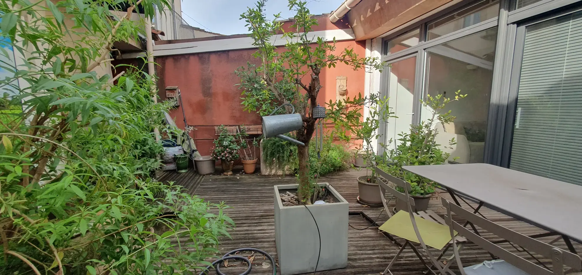 Maison ou local professionnel de 40 m² avec cour à Nîmes, emplacement idéal 