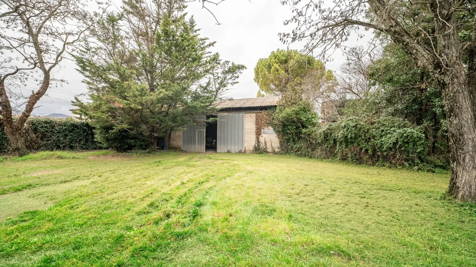 Maison à Ancone avec deux logements, hangar et terrain constructible 