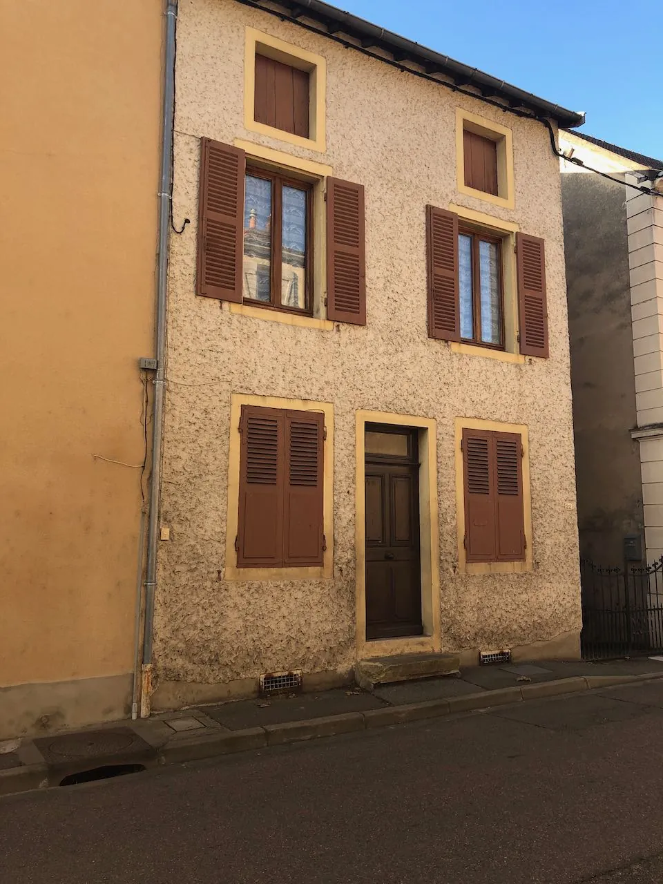 Immeuble de rapport à vendre à Marcigny (71) avec deux appartements loués 