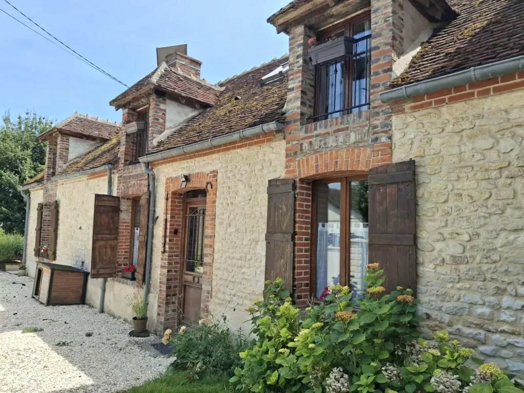 Maison à vendre avec terrasse, dépendance et vue dégagée à Saint-Aubin-Châteauneuf