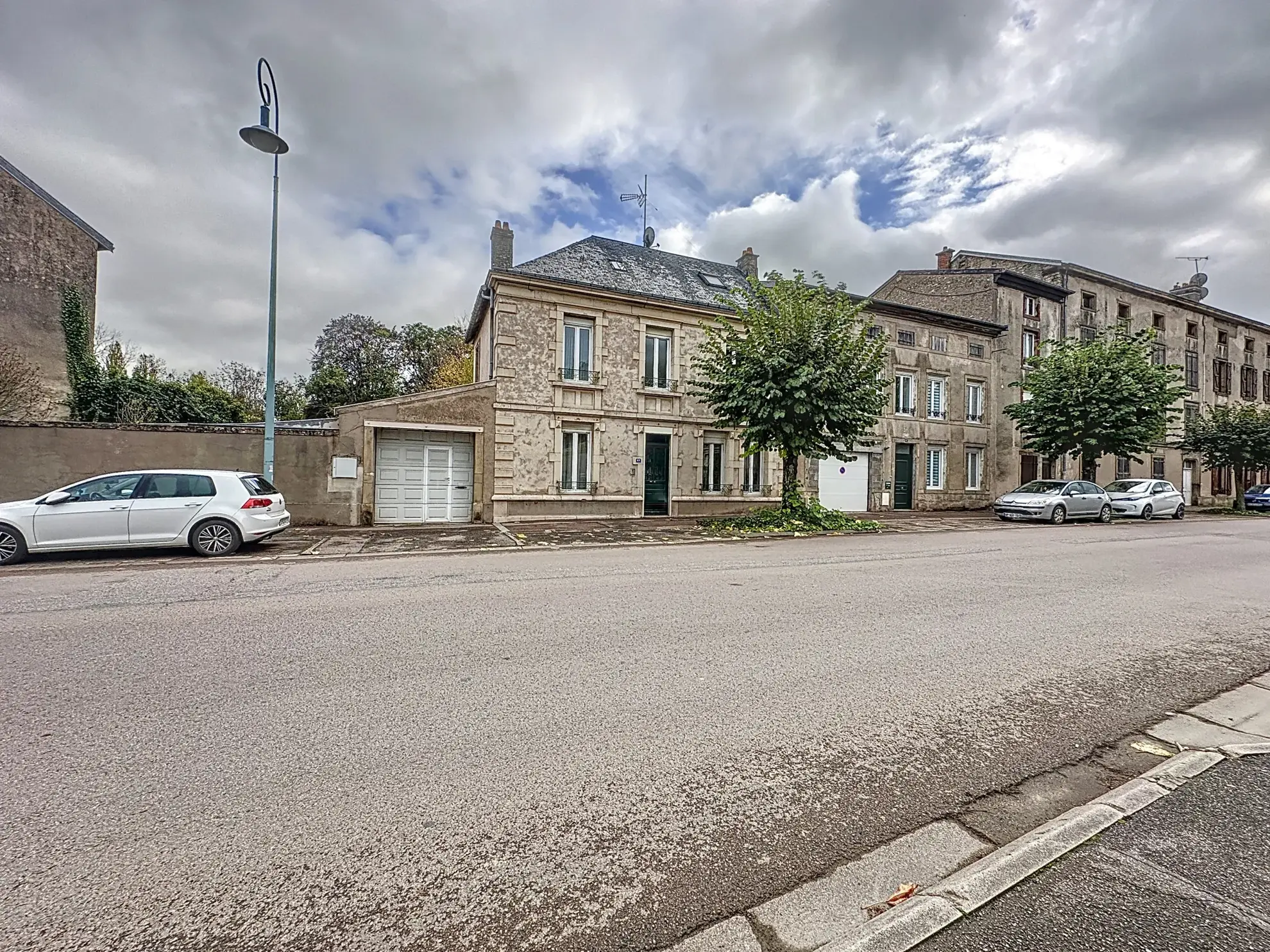 Maison de maître de 1895 à Mirecourt avec jardin et garage, confort moderne