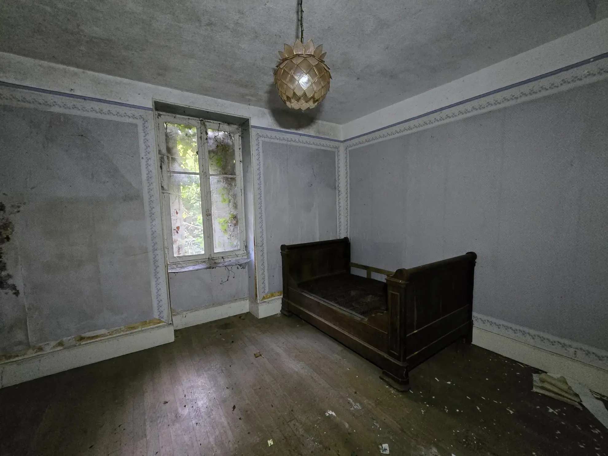 Maison à vendre avec jardin à Meillant, 2 chambres, cave et espace extérieur 