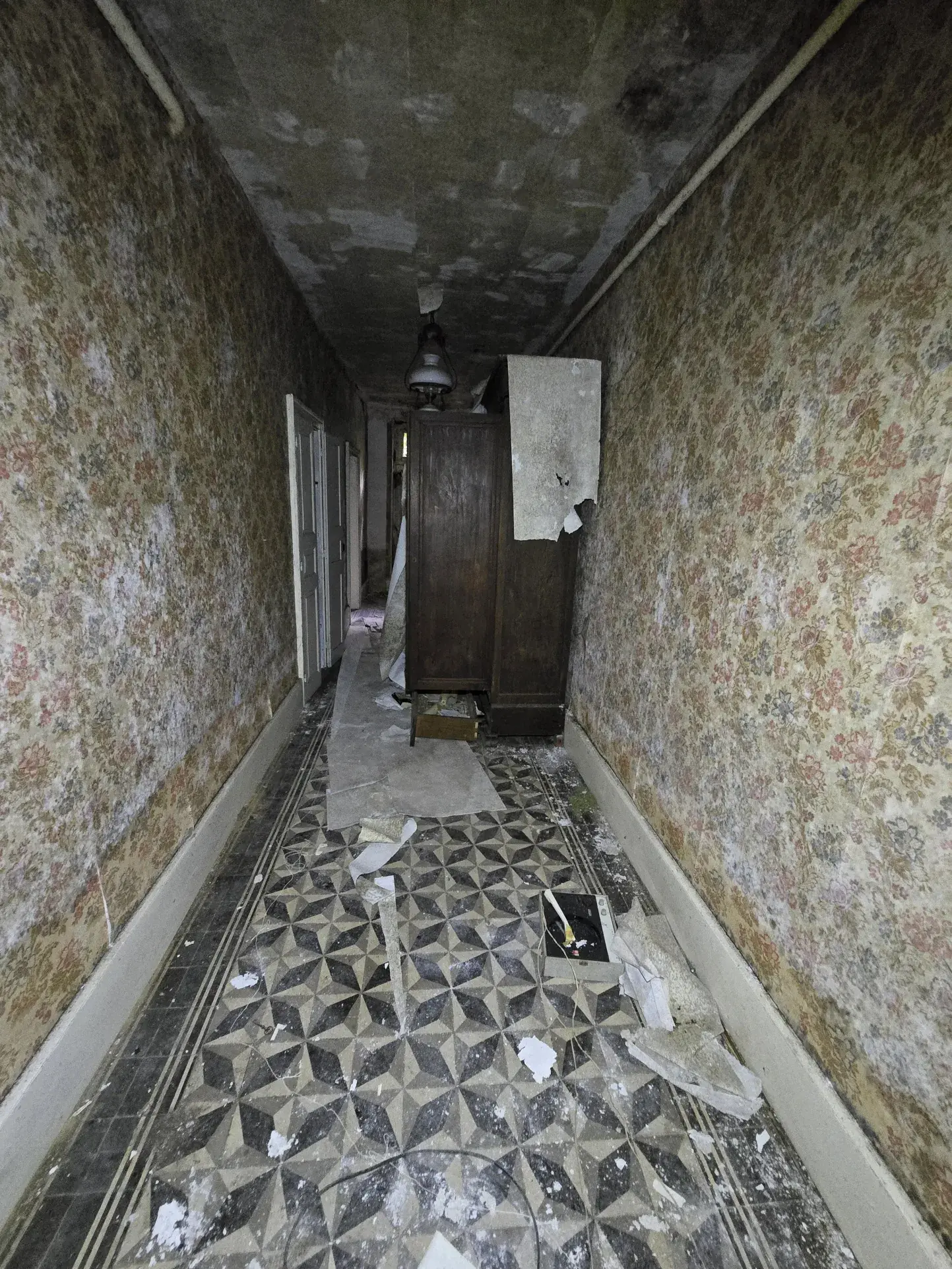 Maison à vendre avec jardin à Meillant, 2 chambres, cave et espace extérieur 