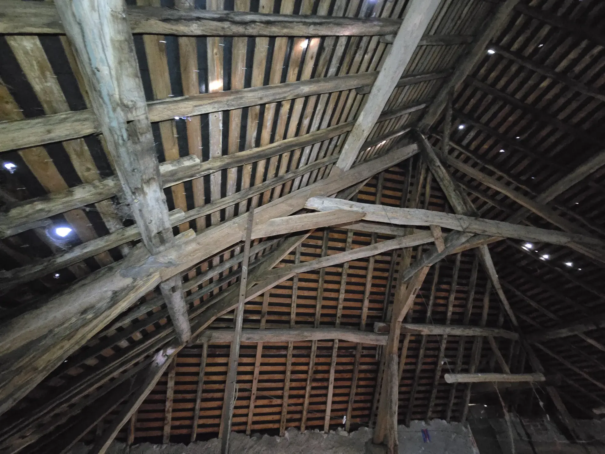 Maison à vendre avec jardin à Meillant, 2 chambres, cave et espace extérieur 