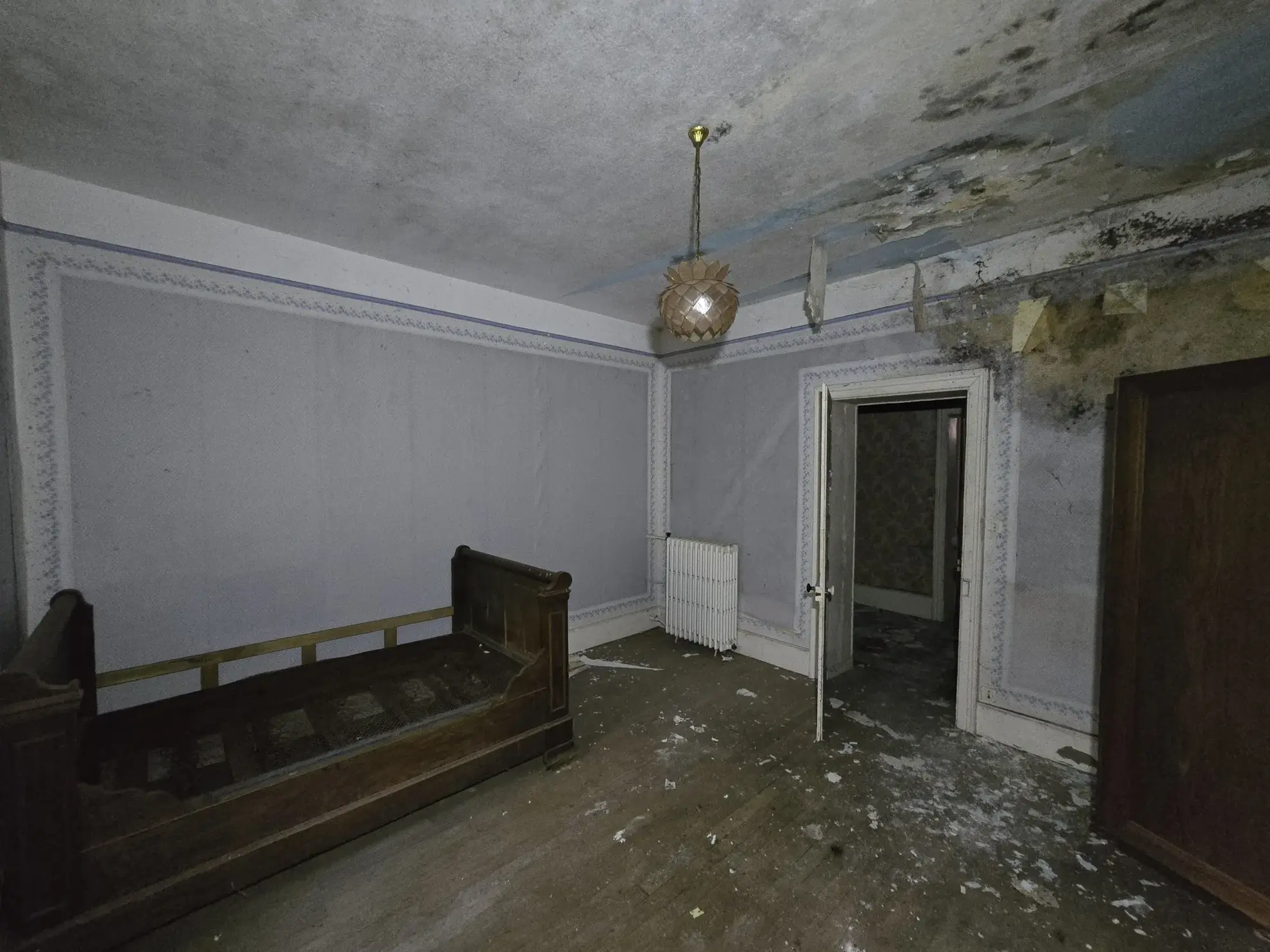 Maison à vendre avec jardin à Meillant, 2 chambres, cave et espace extérieur 