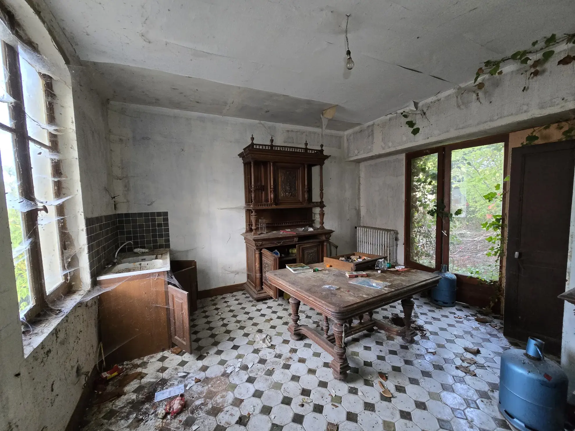 Maison à vendre avec jardin à Meillant, 2 chambres, cave et espace extérieur 