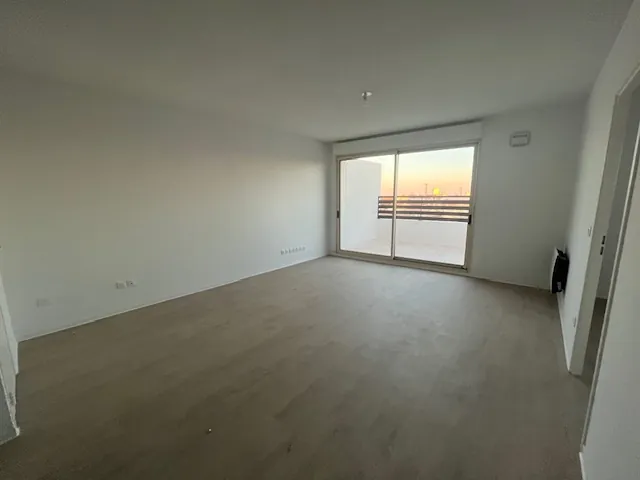 Appartement T4 récent avec terrasse et parking à Nîmes – Secteur Mont Duplan 