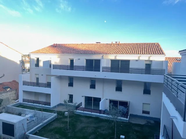 Appartement T4 récent avec terrasse et parking à Nîmes – Secteur Mont Duplan