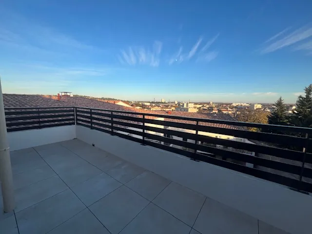 Appartement T4 récent avec terrasse et parking à Nîmes – Secteur Mont Duplan 