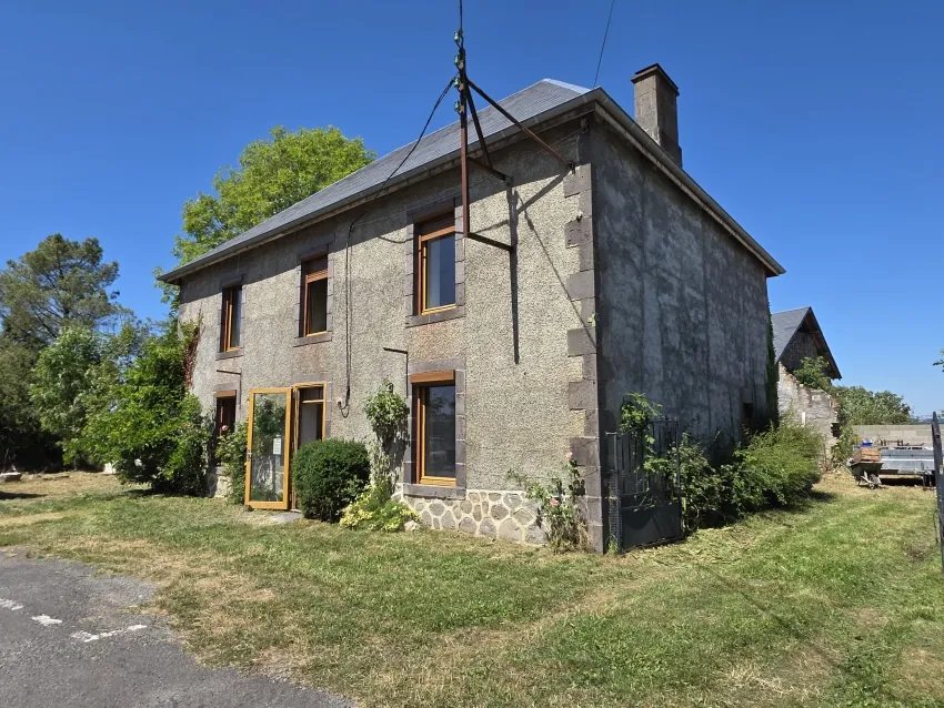 Maison en pierre à Queuille avec vue dégagée et terrain de 4663 m²