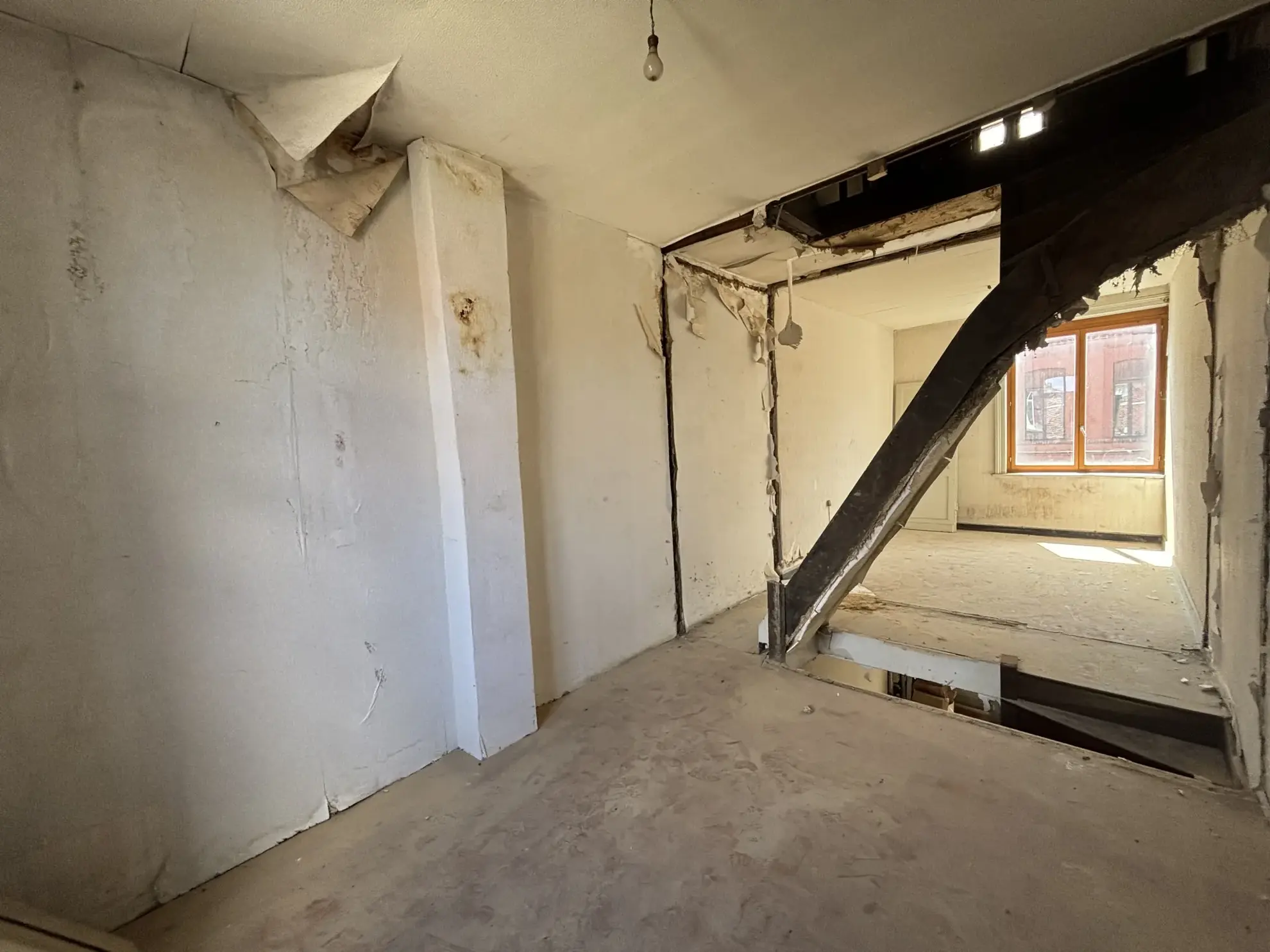 Maison de 85 m² à rénover avec jardin et terrasse à Roubaix 