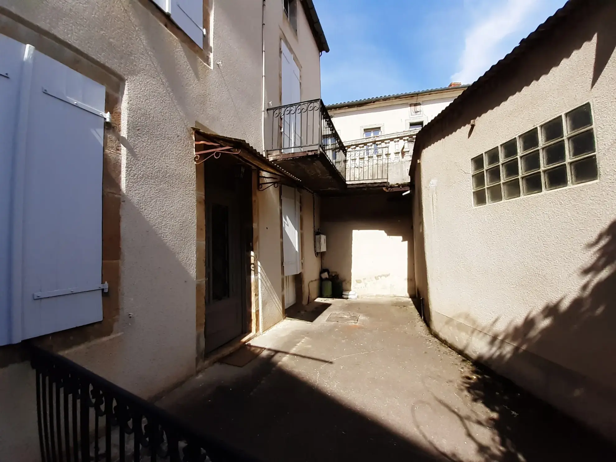 Maison de ville à Saint Cère avec cour, terrasse et commerce loué 