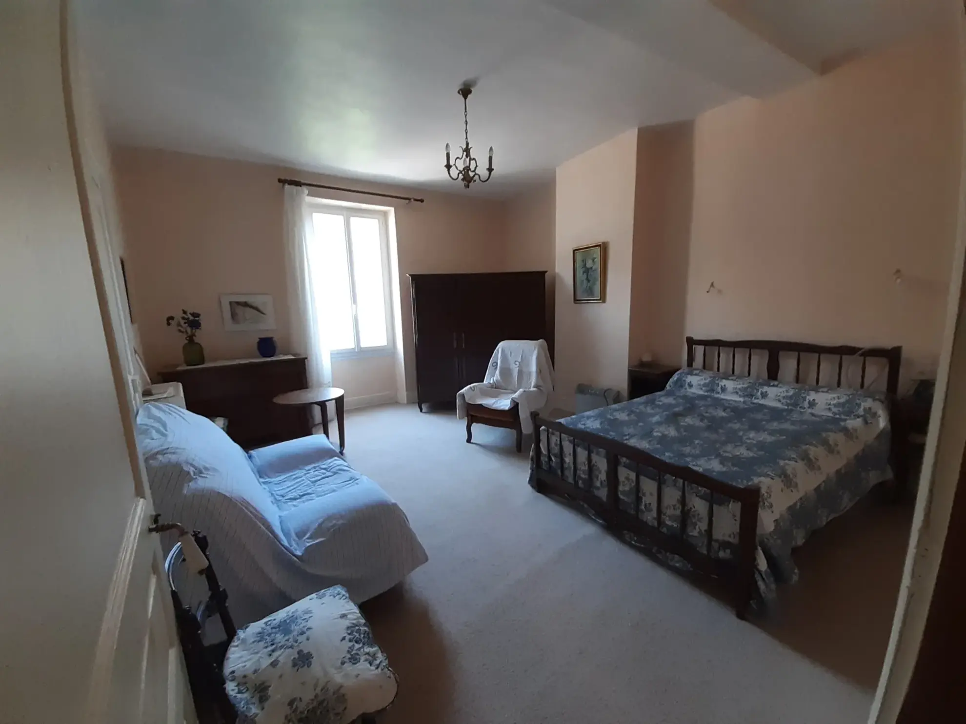 Maison de ville à Saint Cère avec cour, terrasse et commerce loué 