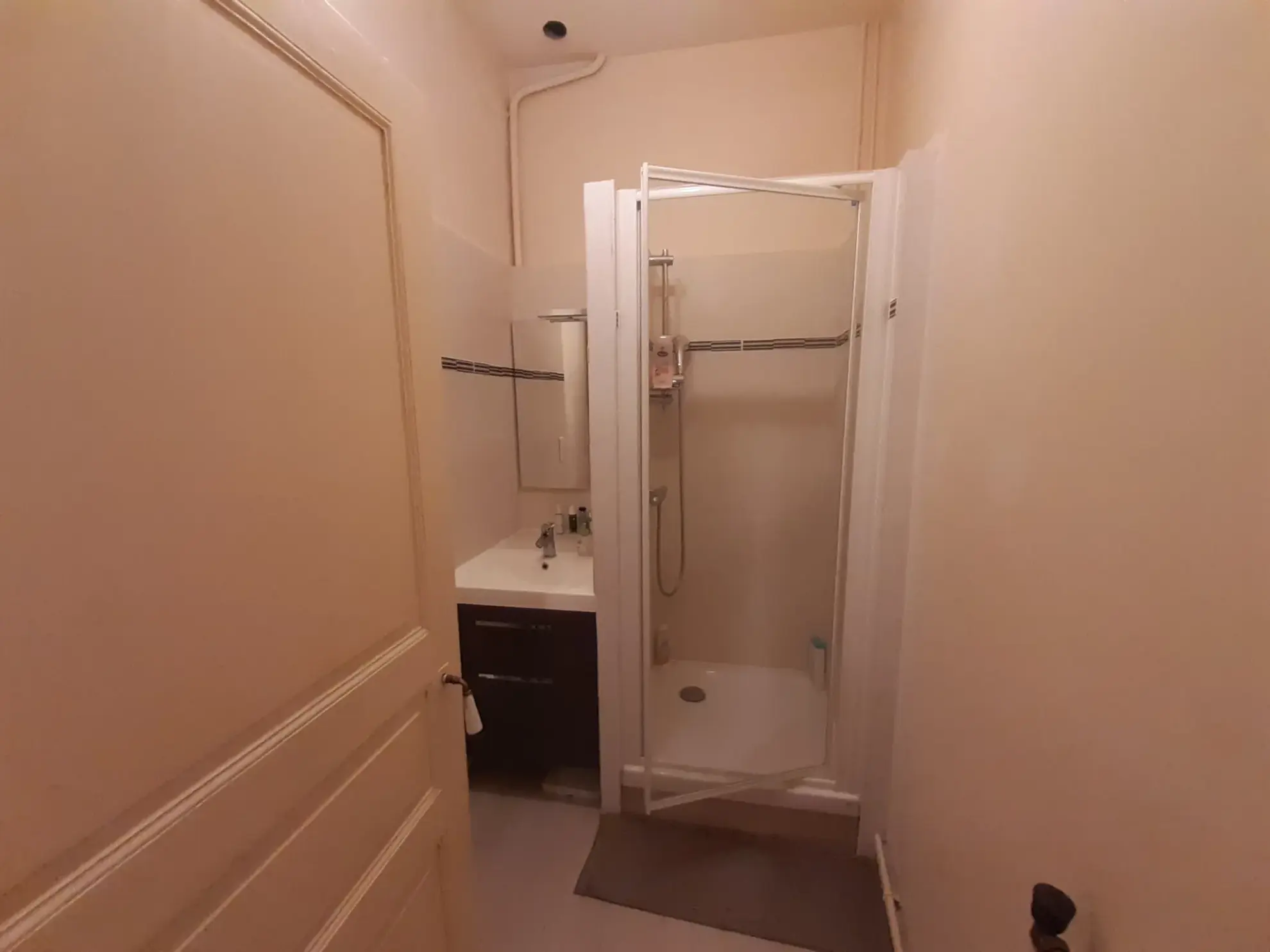 Maison de ville à Saint Cère avec cour, terrasse et commerce loué 