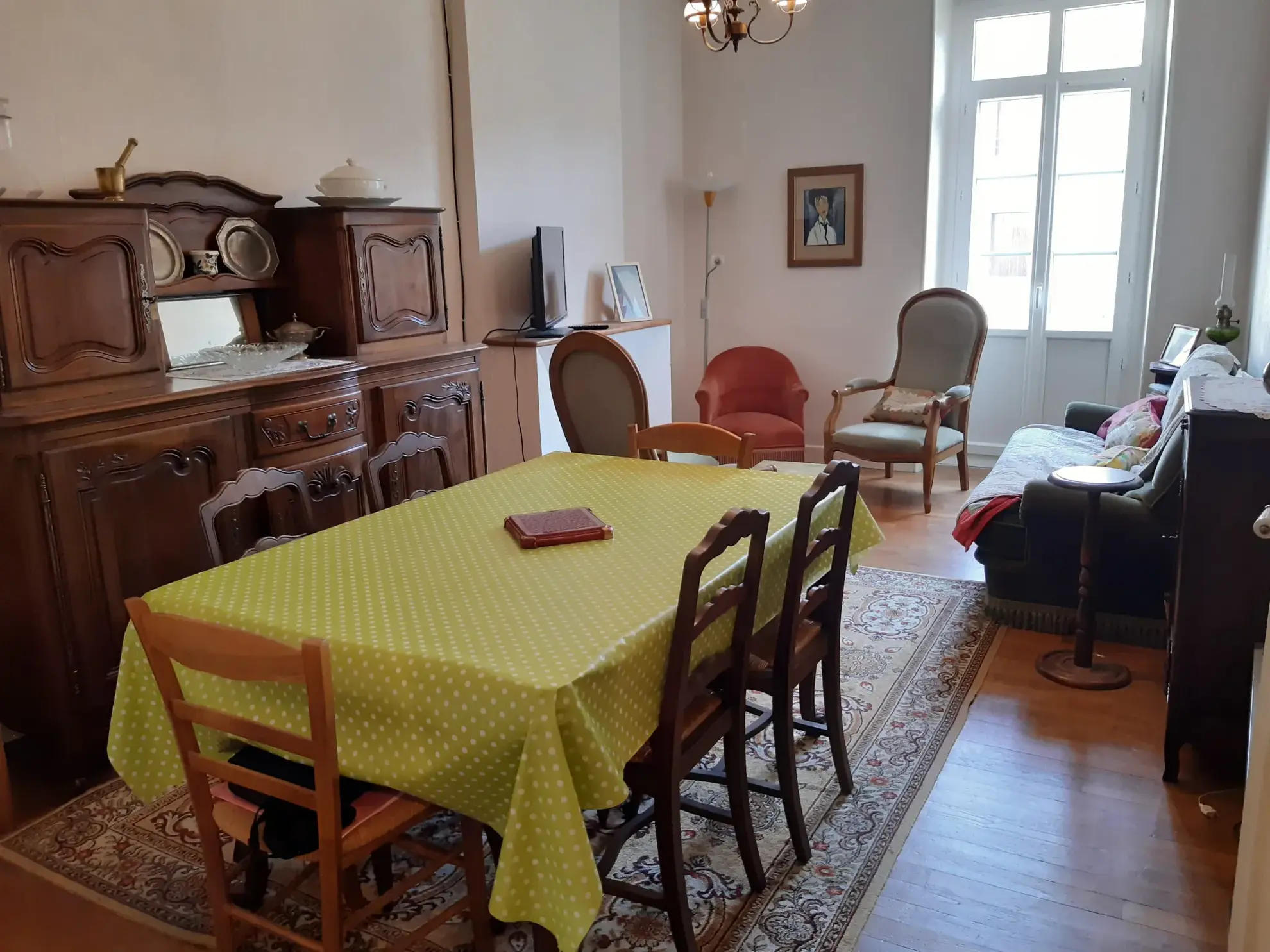 Maison de ville à Saint Cère avec cour, terrasse et commerce loué 
