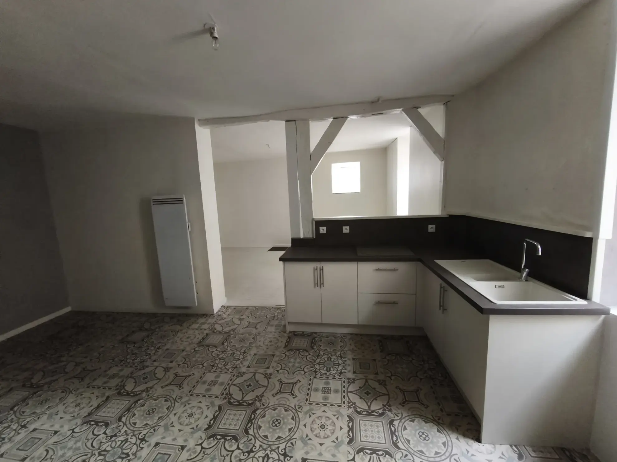 Immeuble avec local commercial et potentiel résidentiel à La Suze-sur-Sarthe 