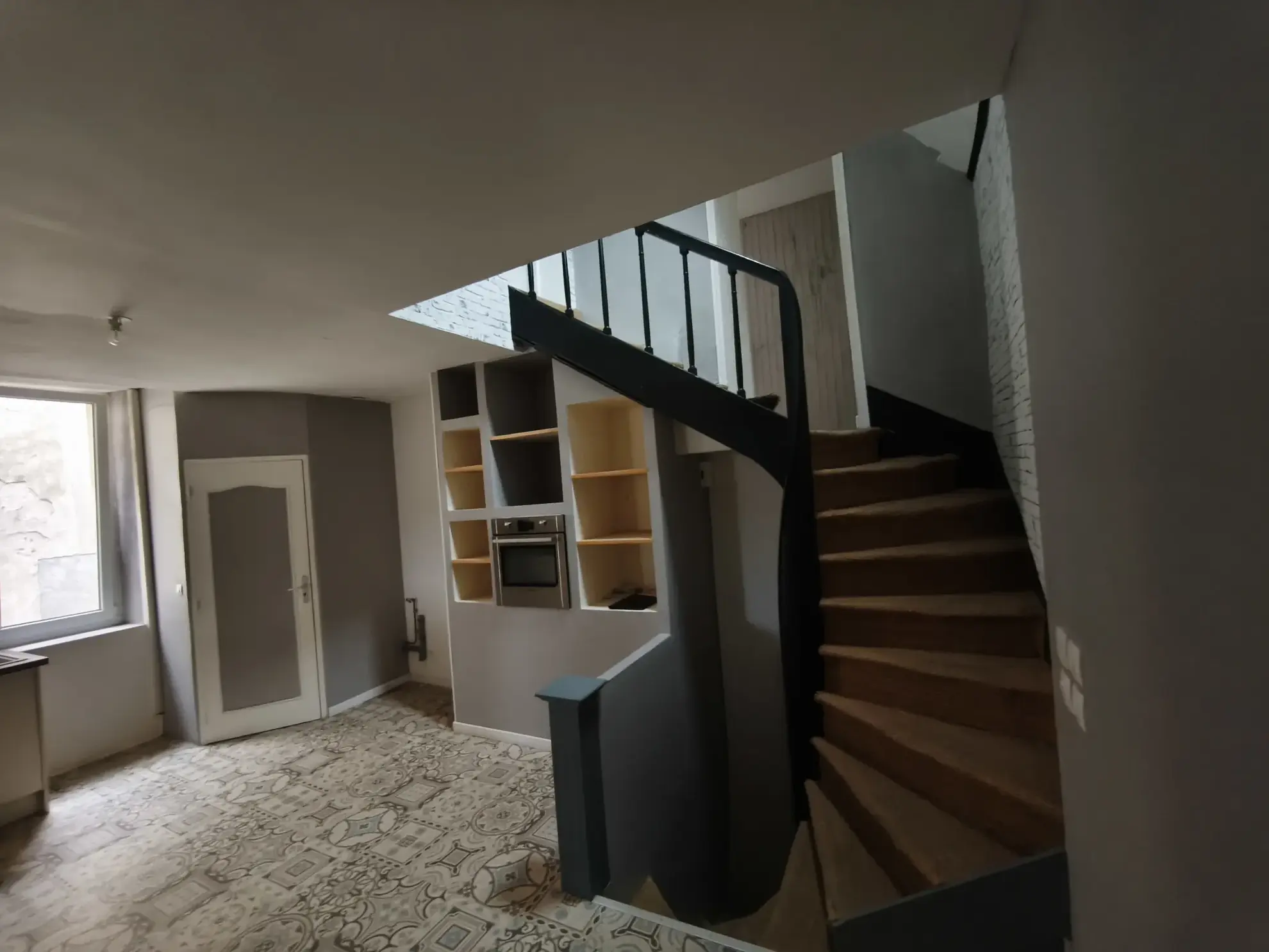 Immeuble avec local commercial et potentiel résidentiel à La Suze-sur-Sarthe 