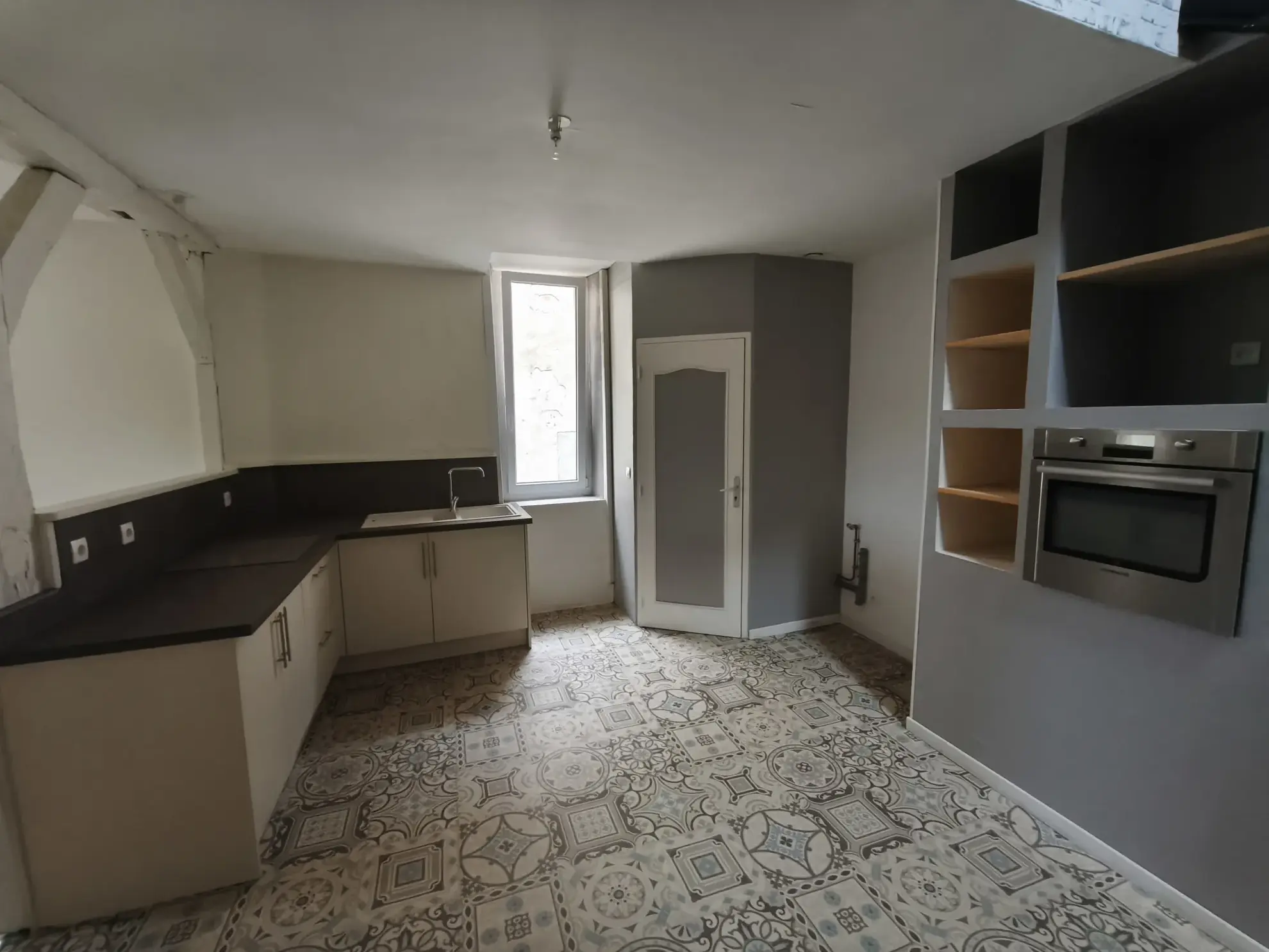 Immeuble avec local commercial et potentiel résidentiel à La Suze-sur-Sarthe