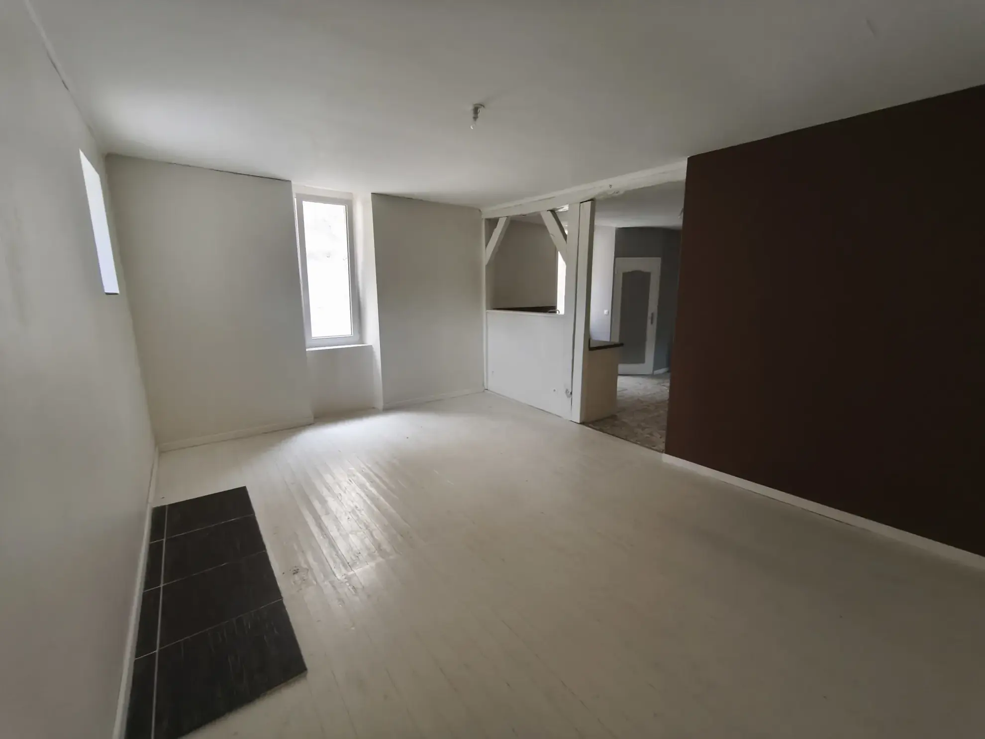 Immeuble avec local commercial et potentiel résidentiel à La Suze-sur-Sarthe 