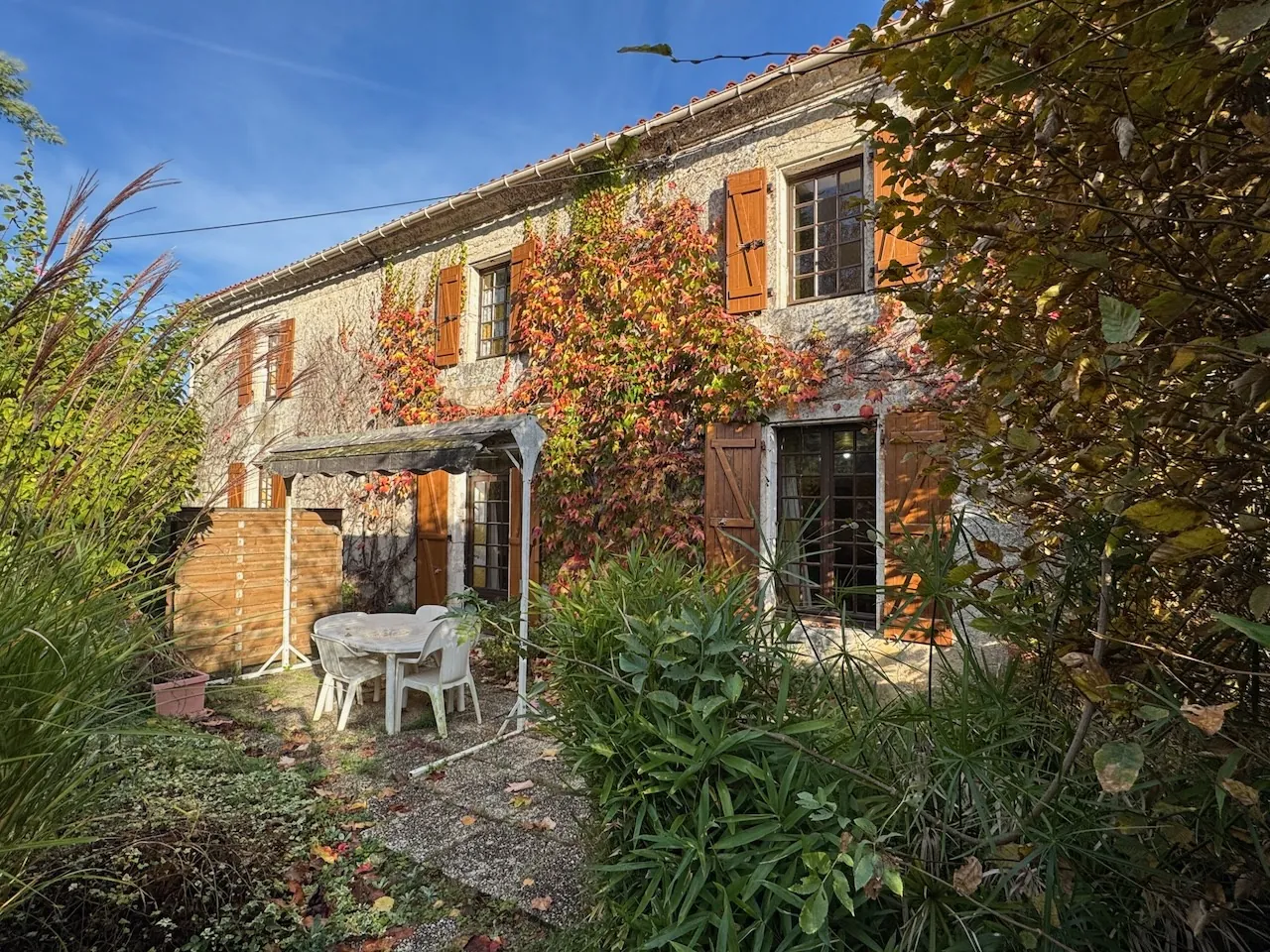 Maison en pierre avec dépendance et piscine à La Chapelle Thémar 