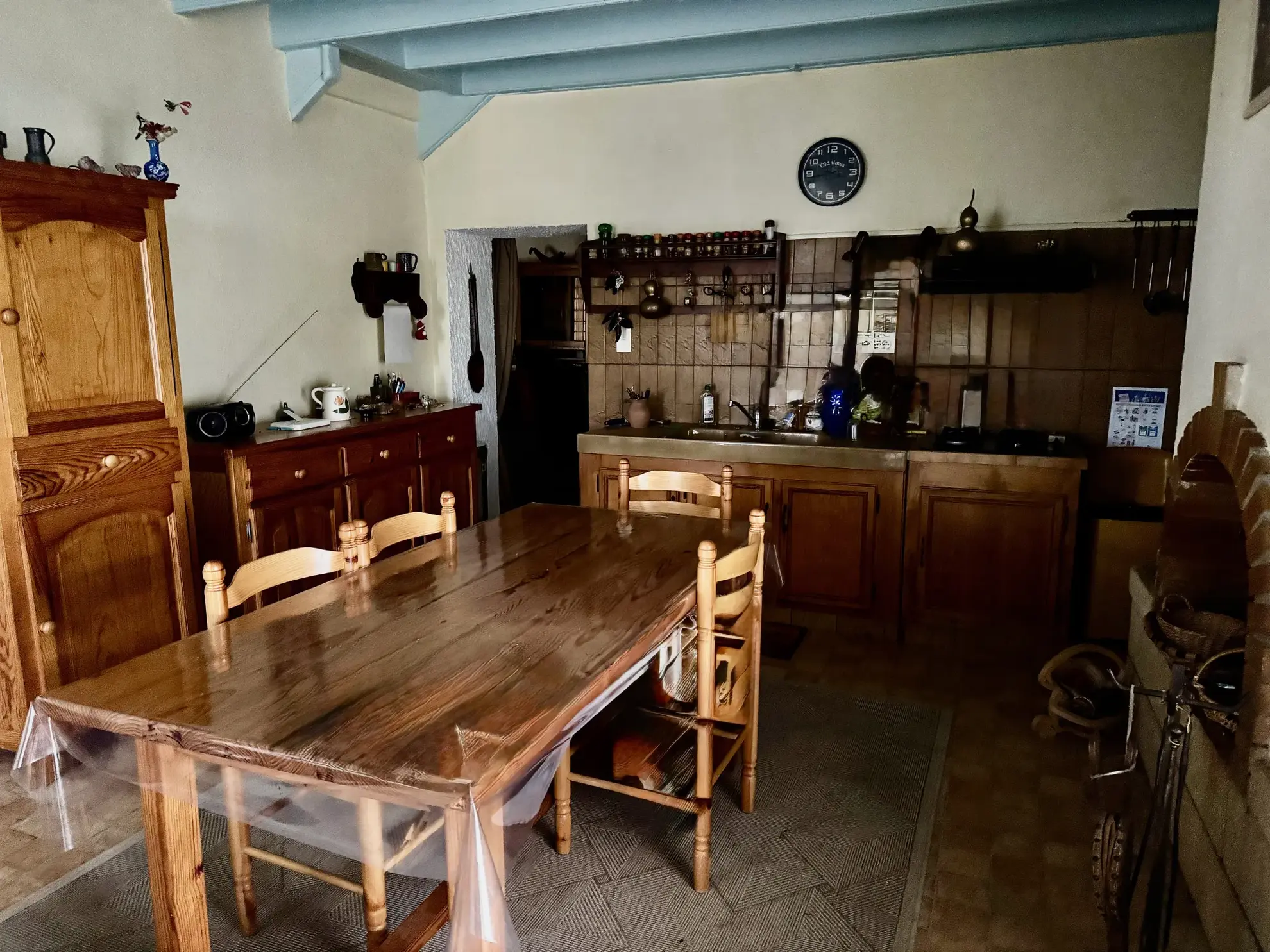 Maison en pierre avec dépendance et piscine à La Chapelle Thémar 