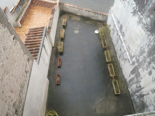 Immeuble à rénover à Monclar avec garages et terrasse 