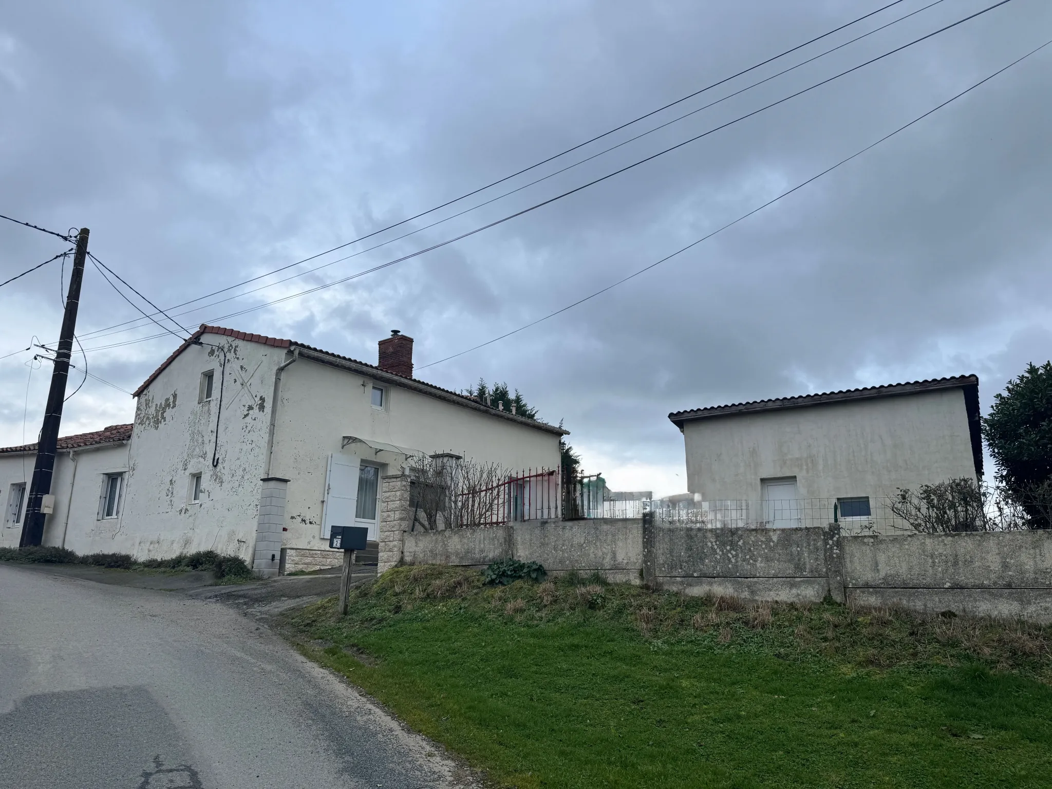 Maison en pierre de 85 m² avec terrain clos à La Reorthe, campagne paisible