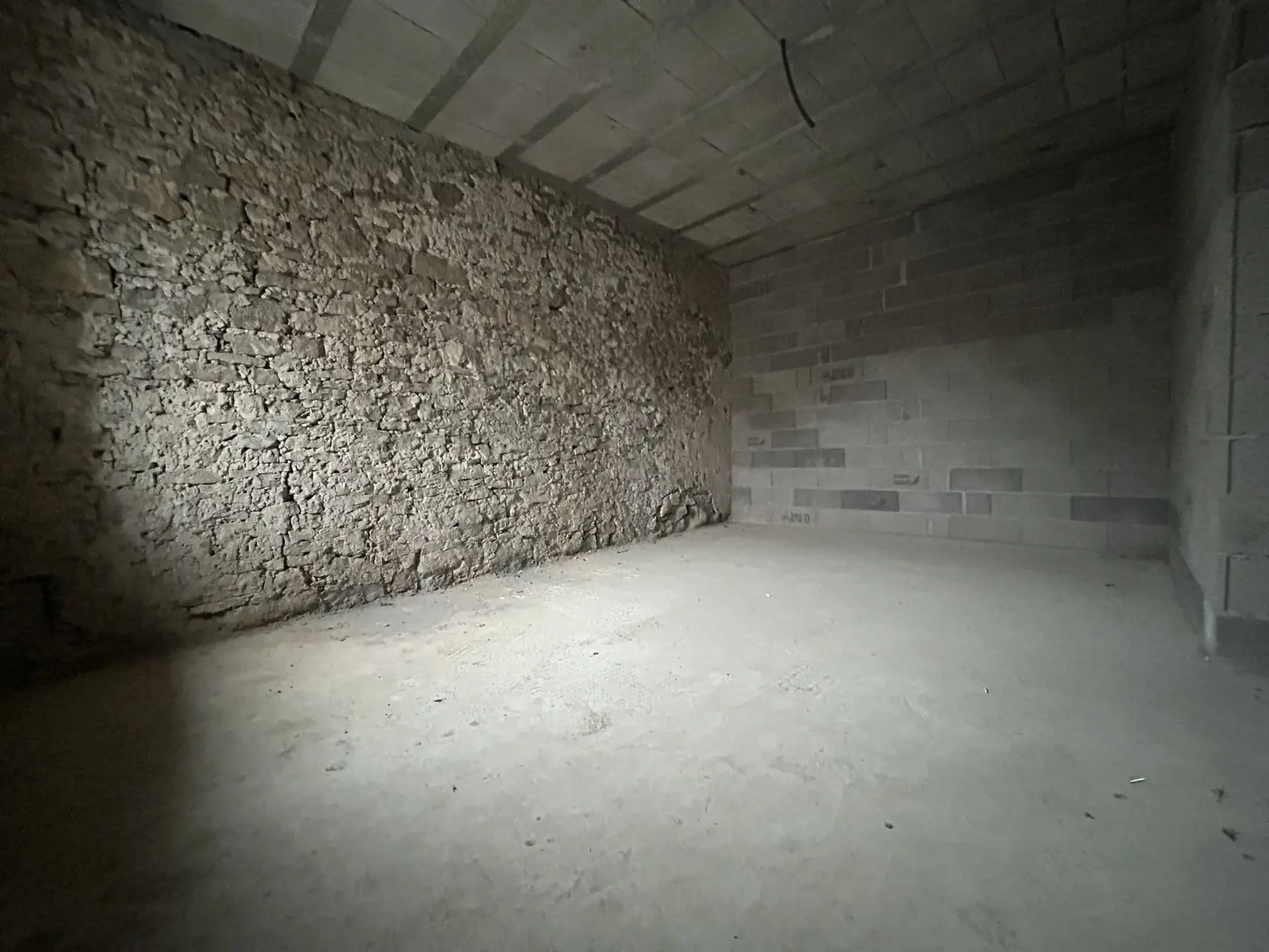 Ancienne grange à rénover de 130m² à Théding avec terrasses et potentiel de 4 chambres 