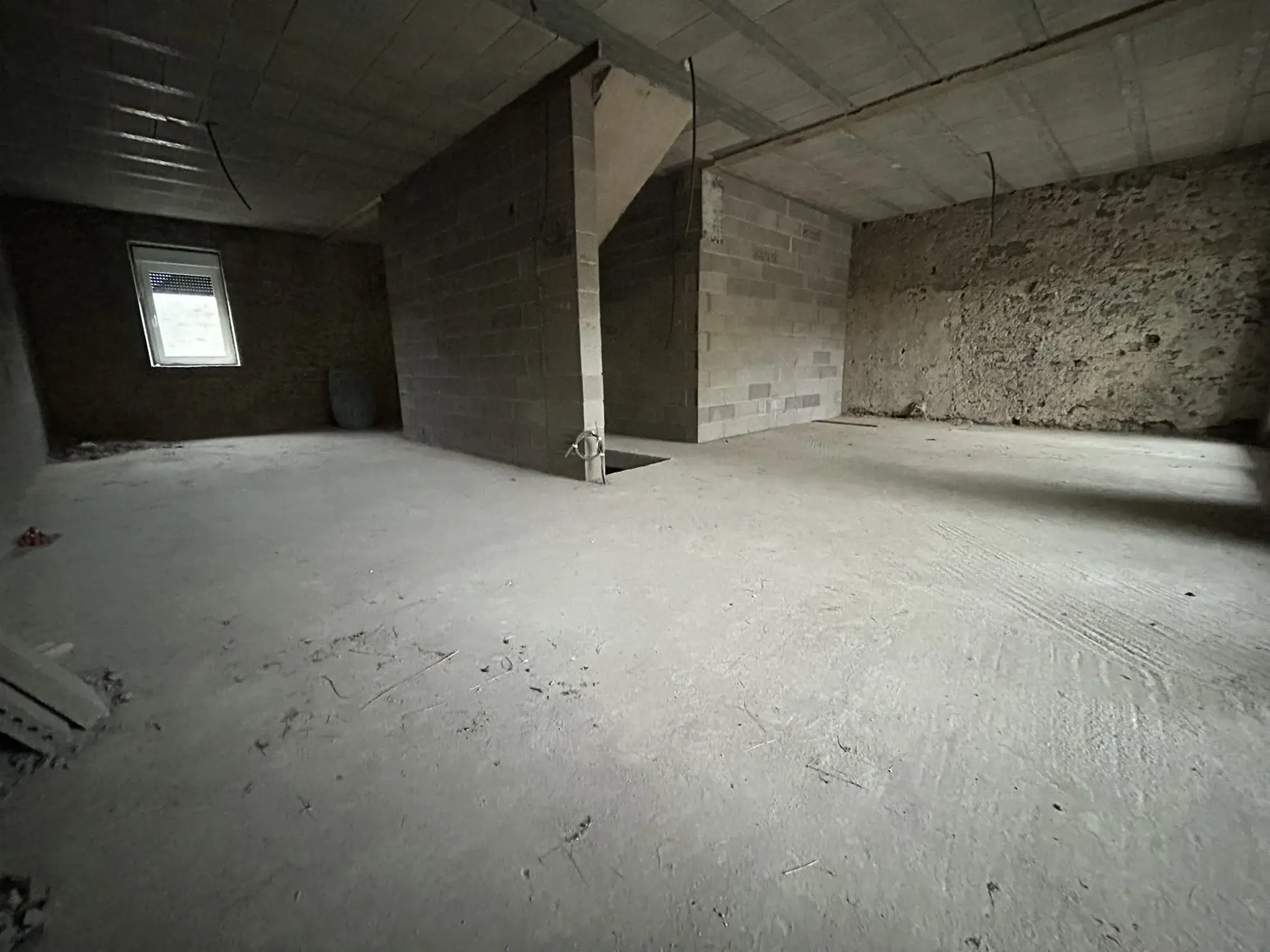 Ancienne grange à rénover de 130m² à Théding avec terrasses et potentiel de 4 chambres 