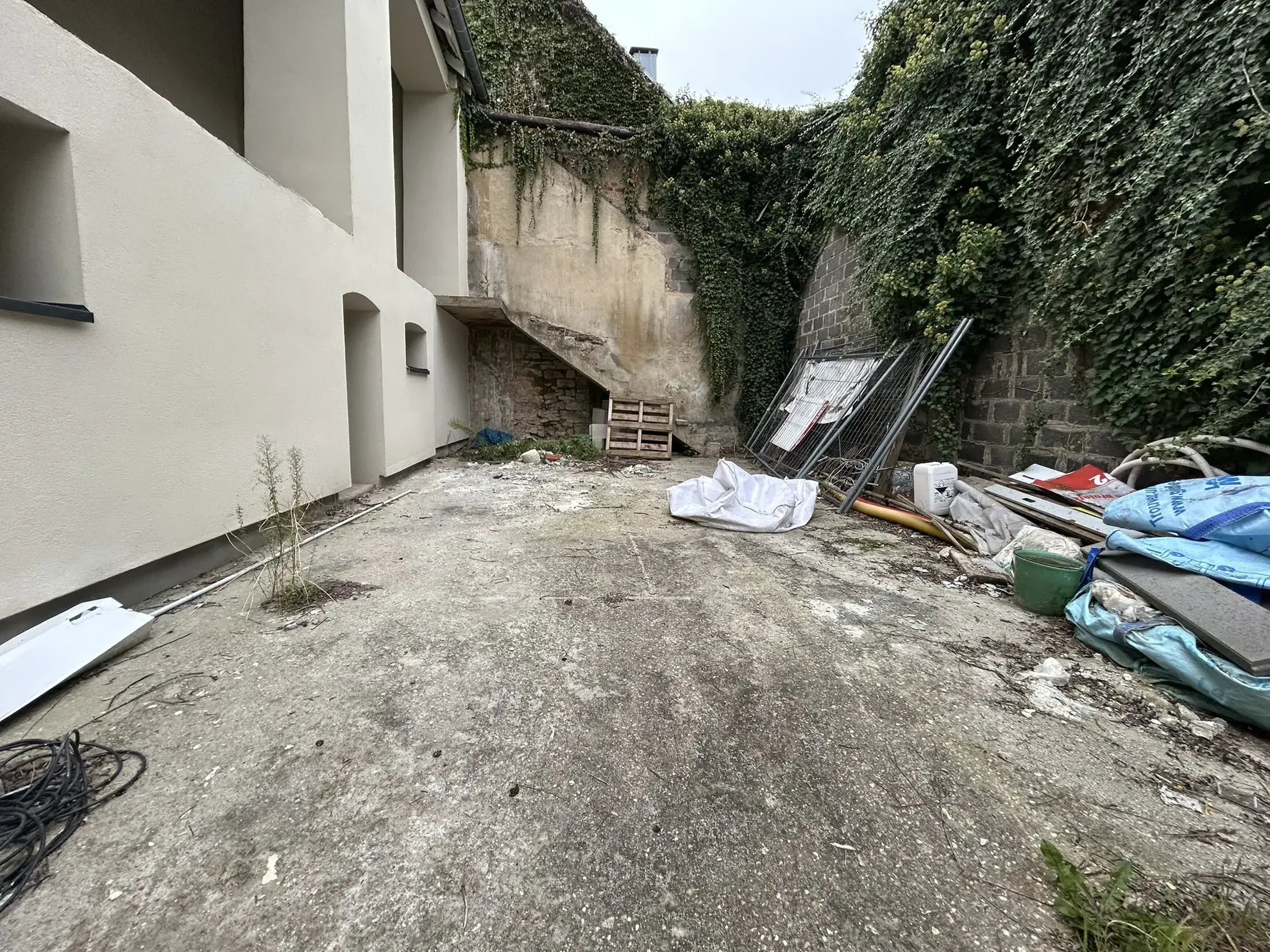 Ancienne grange à rénover de 130m² à Théding avec terrasses et potentiel de 4 chambres 