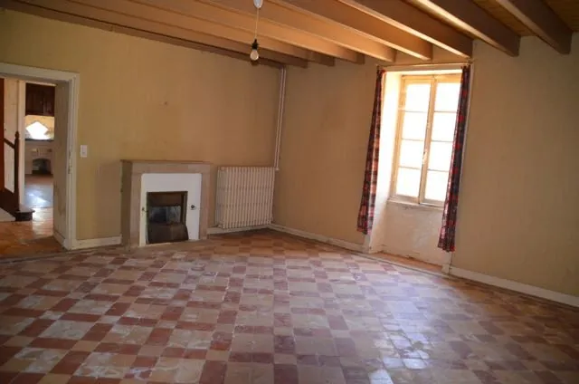 Maison ancienne à rénover proche de Saint Jean d'Hermine avec dépendances et terrain 
