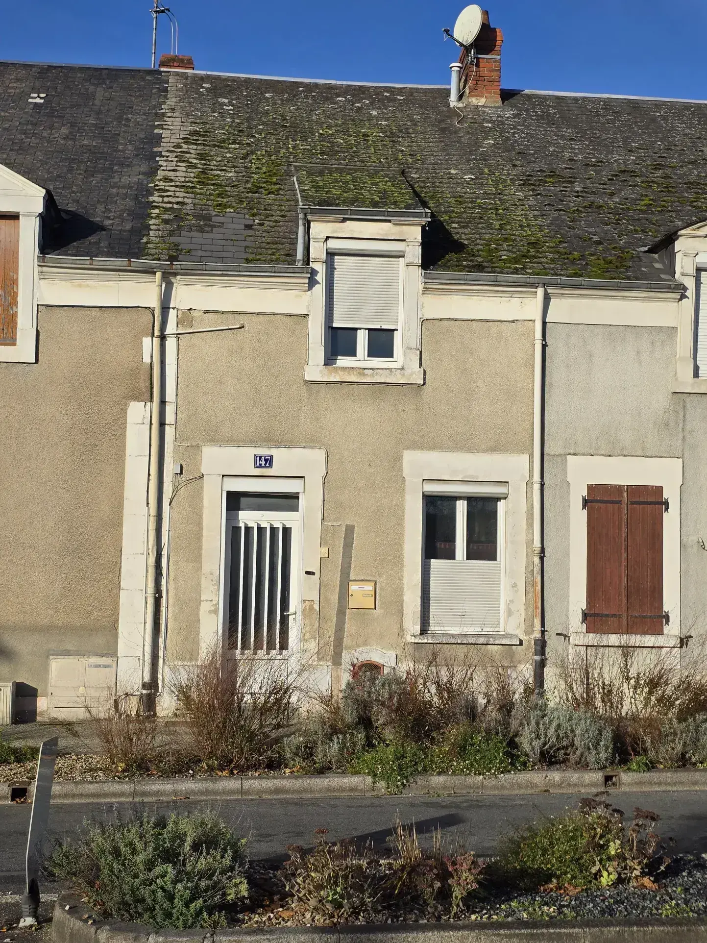 Maison à vendre à Deols avec cour, cave et 2 chambres