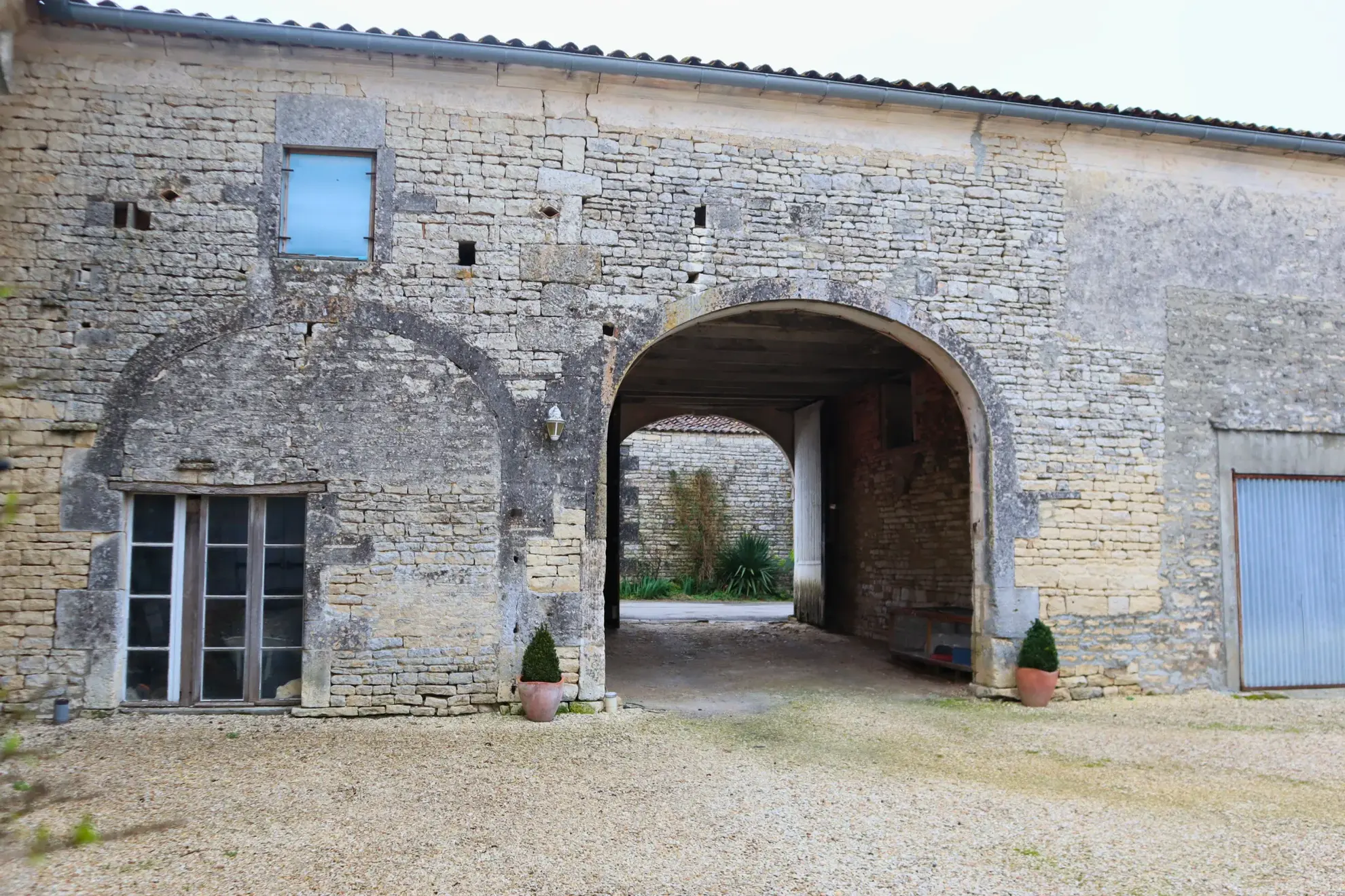 Maison charentaise authentique avec dépendances et jardin à Courbillac 