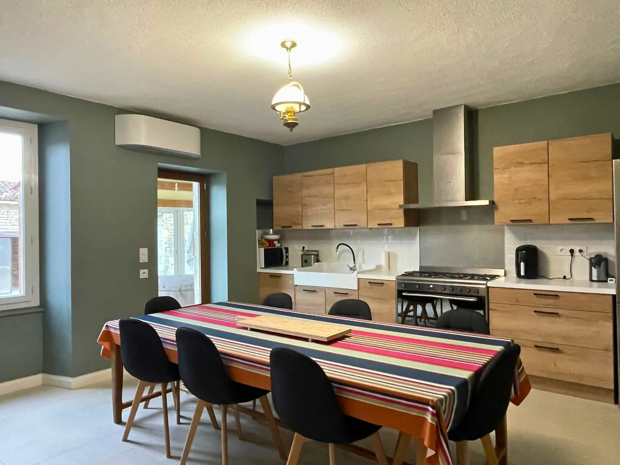 Maison charentaise authentique avec dépendances et jardin à Courbillac 