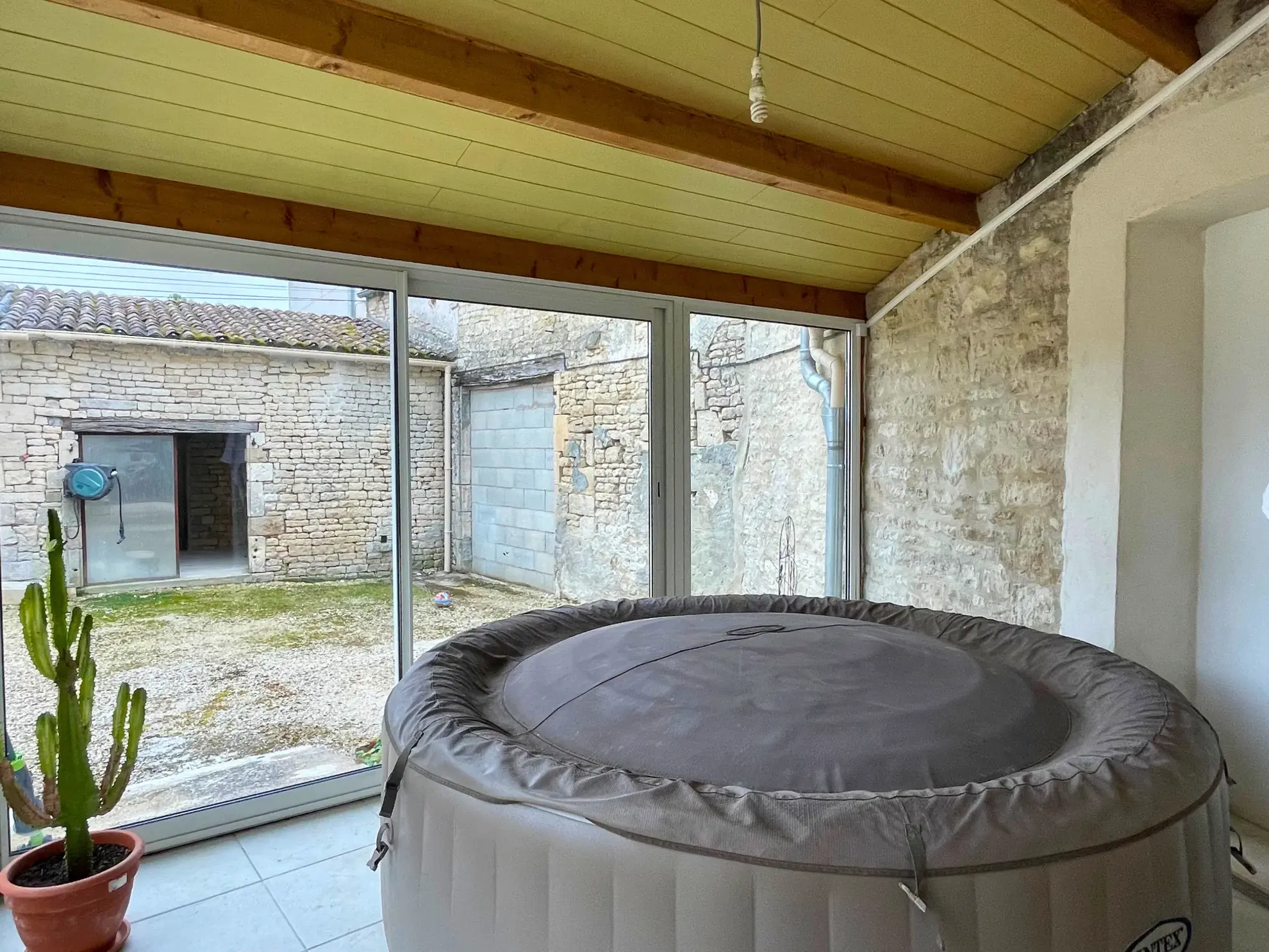 Maison charentaise authentique avec dépendances et jardin à Courbillac 