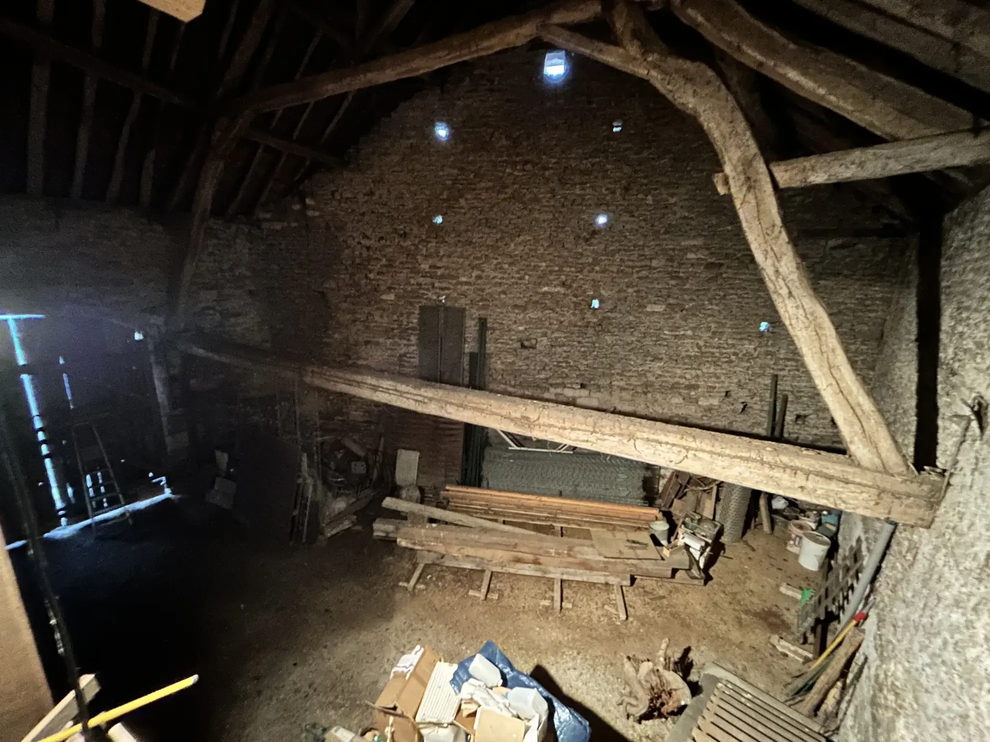 Maison de village à Montbard avec grande grange et potentiel de rénovation 