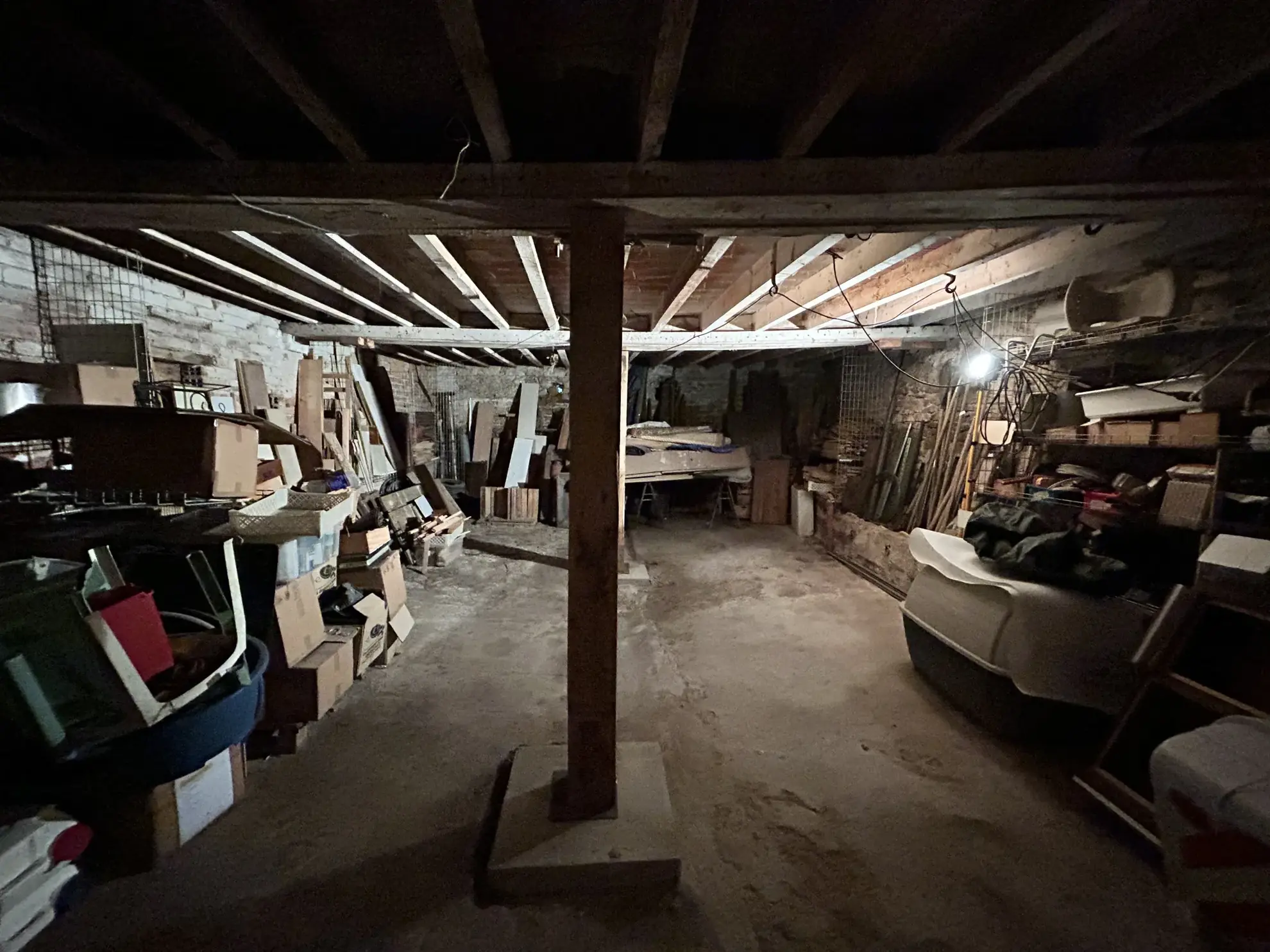 Maison de village à Montbard avec grande grange et potentiel de rénovation 