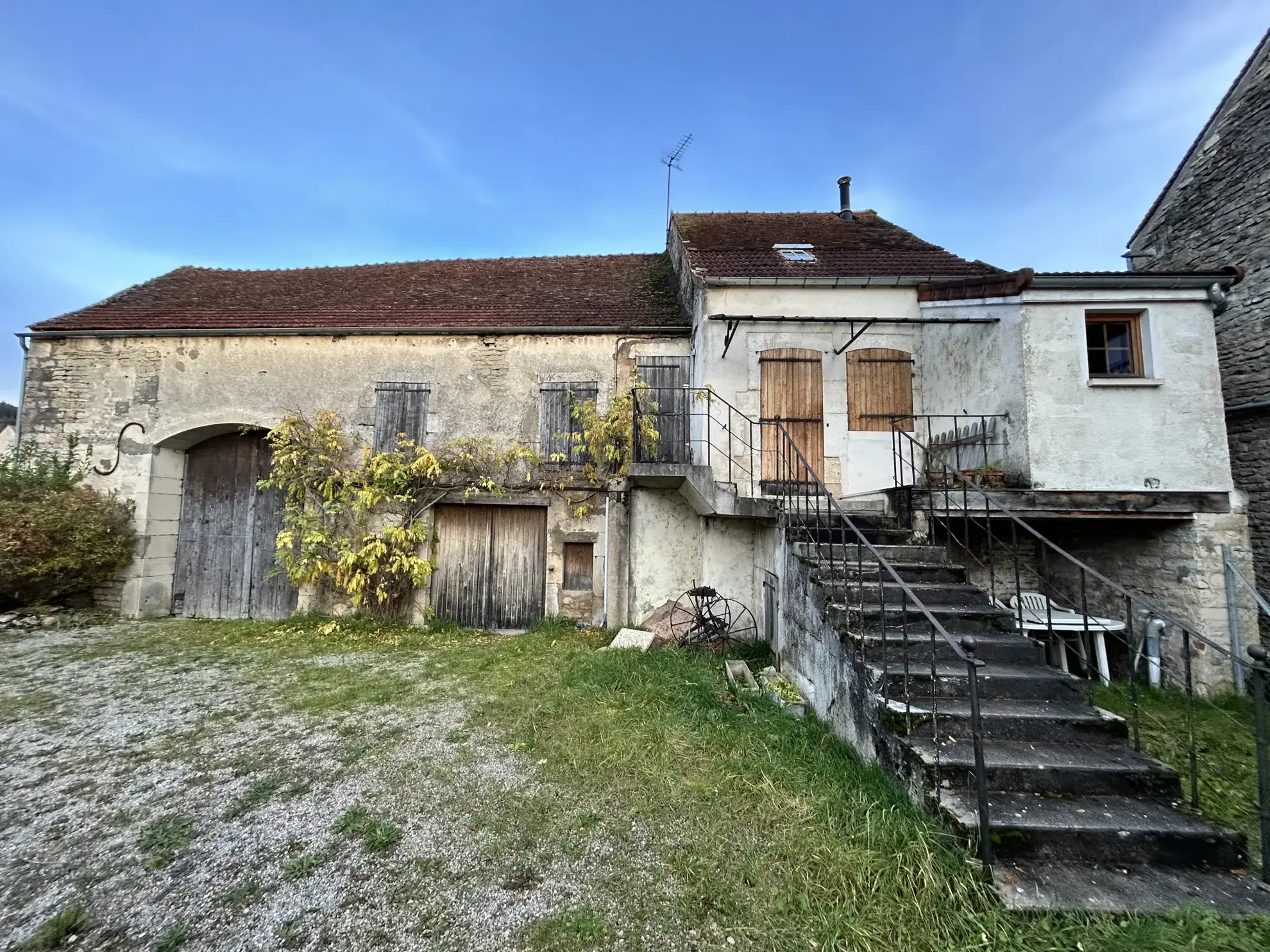 Maison de village à Montbard avec grande grange et potentiel de rénovation