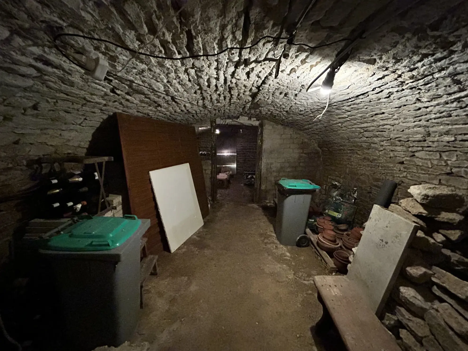 Maison de village à Montbard avec grande grange et potentiel de rénovation 