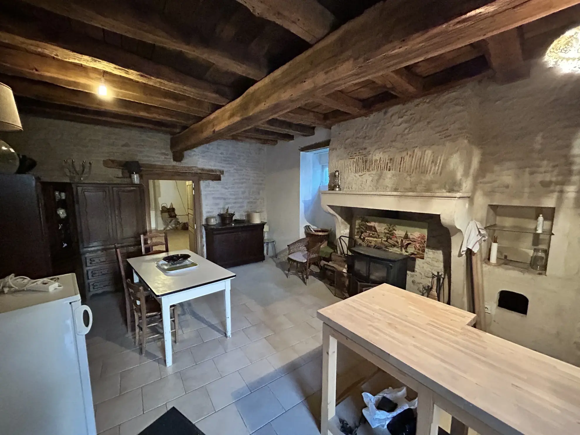 Maison de village à Montbard avec grande grange et potentiel de rénovation 