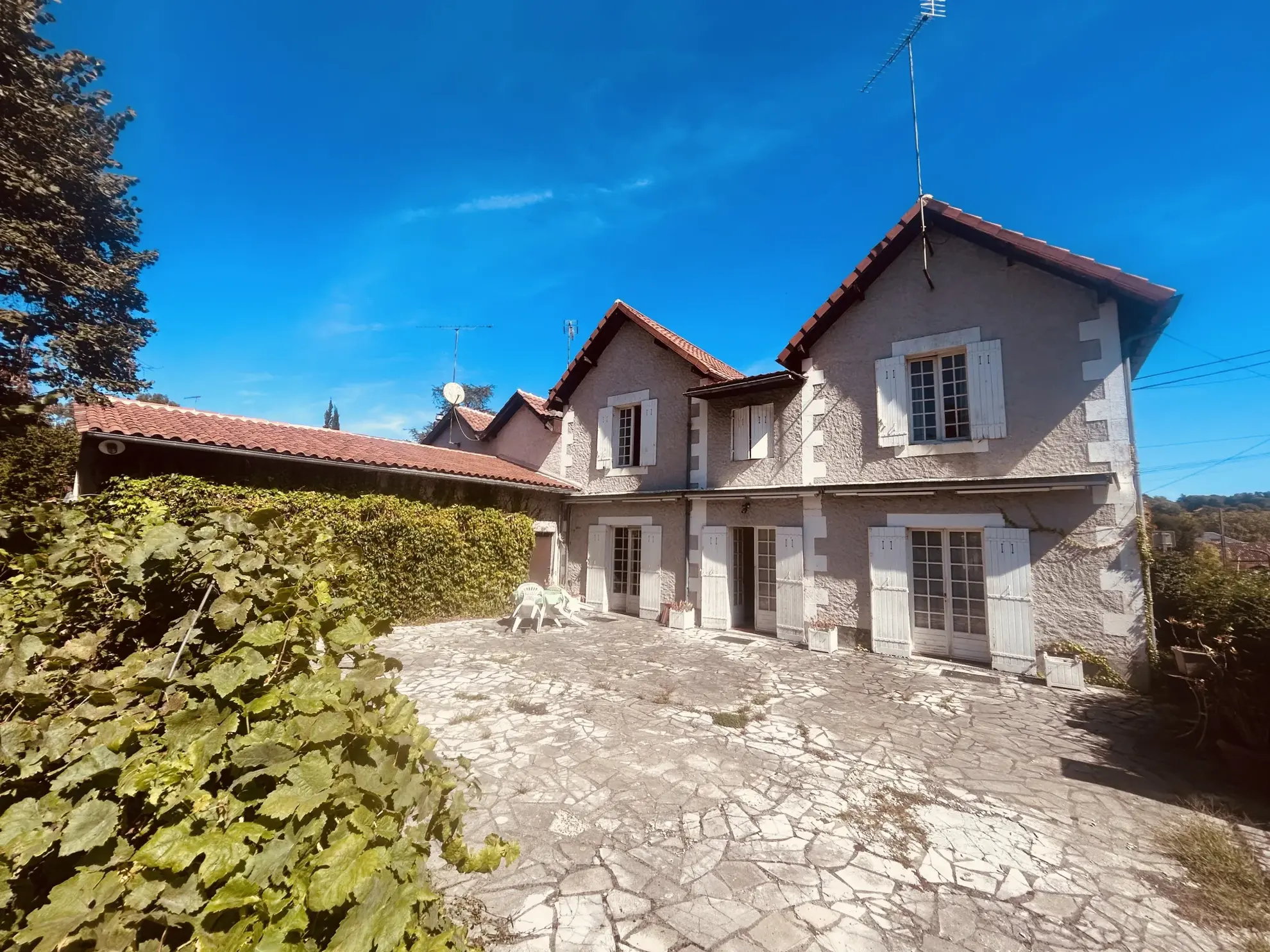 Maison bourgeoise de 150 m² à Riberac avec garage et grand jardin