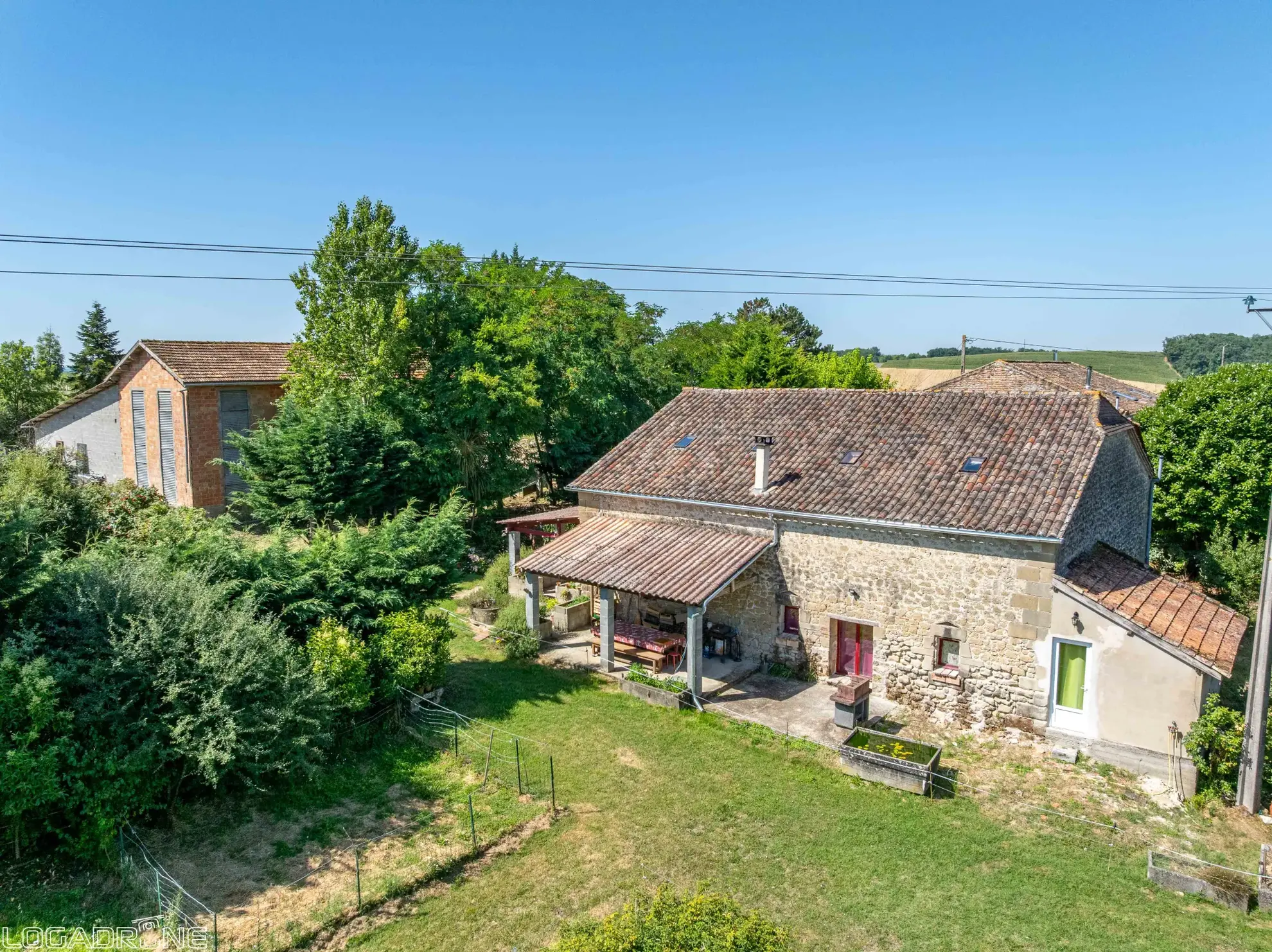 Maison en pierre avec grand terrain de 4,5 hectares à Montignac de Lauzun 
