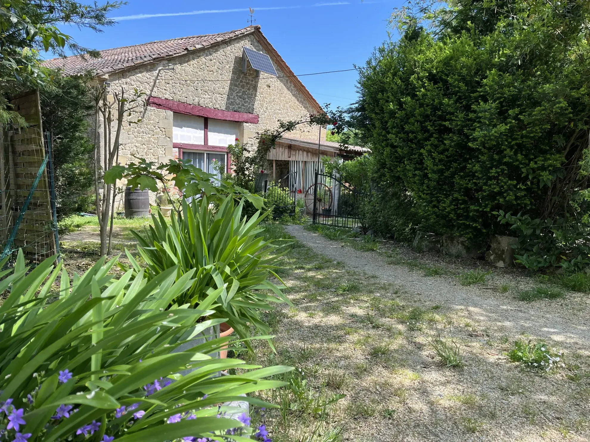 Maison en pierre avec grand terrain de 4,5 hectares à Montignac de Lauzun 