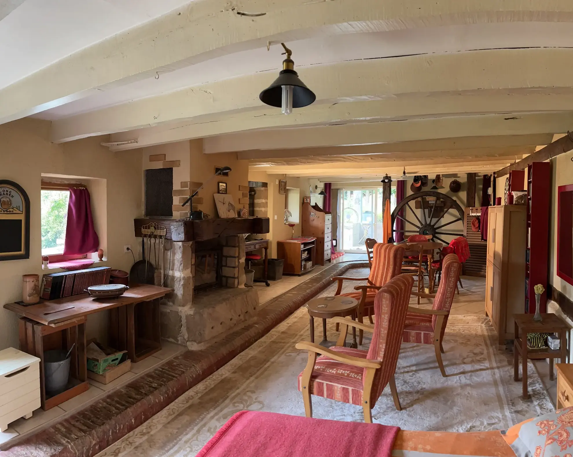 Maison en pierre avec grand terrain de 4,5 hectares à Montignac de Lauzun 