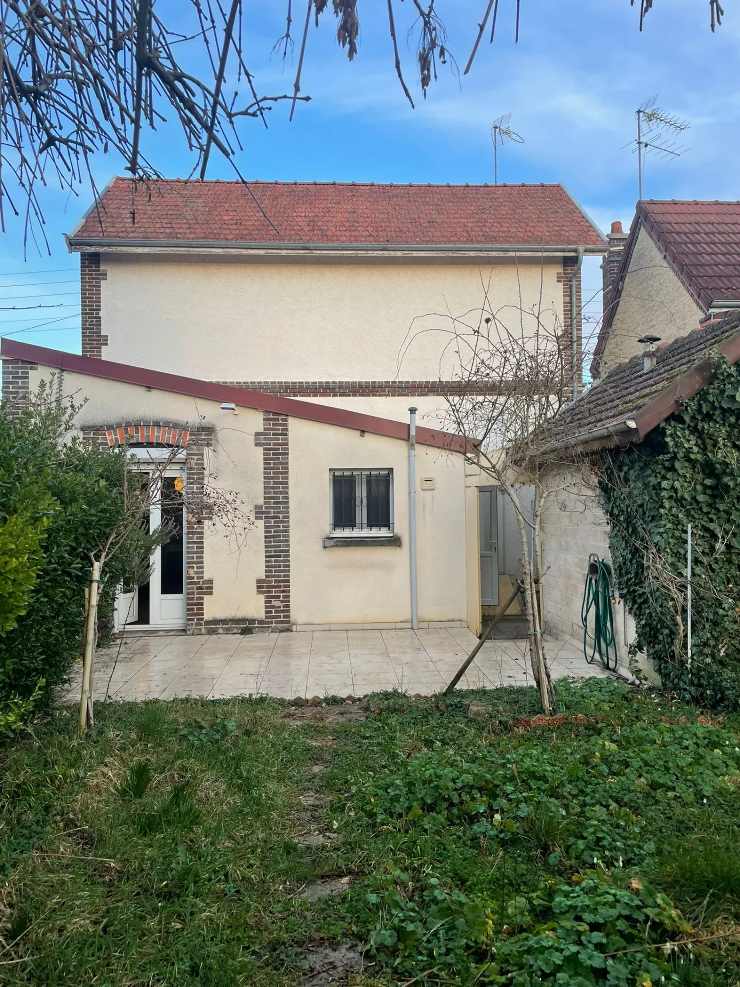 Maison 3 chambres à Sainte-Savine avec jardin et garage 